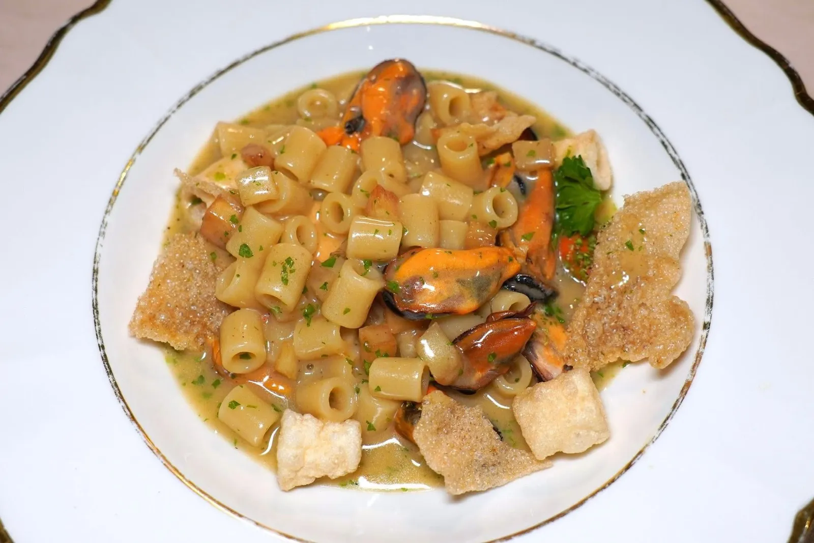 “PASTA E COZZE” (28 €)สุดยอดเมนู Signature Dish ของทางร้านคือพาสต้าปรุงให้สุกระดับ Al Dente ในครีมมันฝรั่งโดยตรง น้ำซอสมีรสชาติโดดเด่นเคล้ากันไปกับความอุมามิของสาหร่ายทะเล ยังมีองค์ประกอบของมันฝรั่งทอดกรอบสร้างมิติทางเนื้อสัมผัส ด้านล่างคือหอยแมลงภู่ปรุงสุกสไตล์อิตาลีกับกระเทียม หัวหอม และพริกไทย ด้านบนคือแผ่นกรอบเตรียมมาจากข้าวและหอยแมลงภู่ (16/20)
