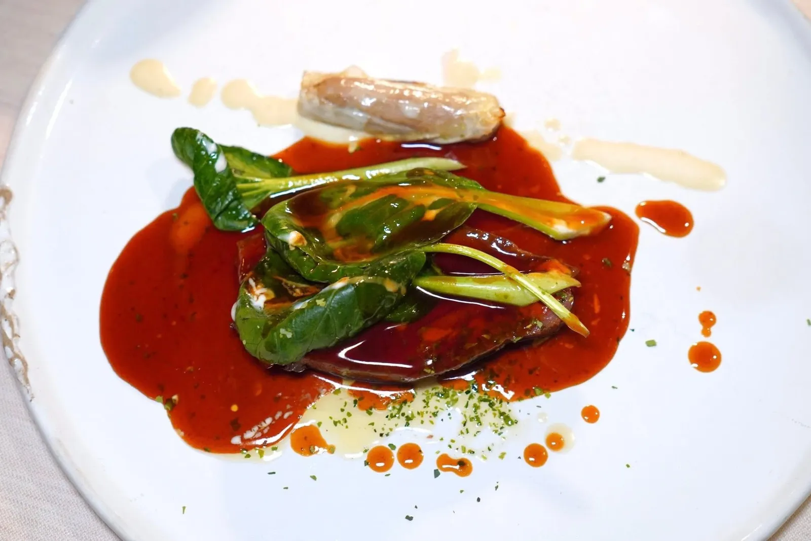 FASSONA, PORRI E ACCIUGHE (38 €)Fassona เป็นวัวสายพันธุ์ท้องถิ่นของภูมิภาค Piedmont เชฟนำไปหมักกับมิโสะ จากนั้นย่างบนเตาโดยตรงจนสุกระดับมีเดียมแรร์ ข้าง ๆ กันคือกระเทียมต้นที่ยัดไส้วัวอยู่ด้วย (15/20)
