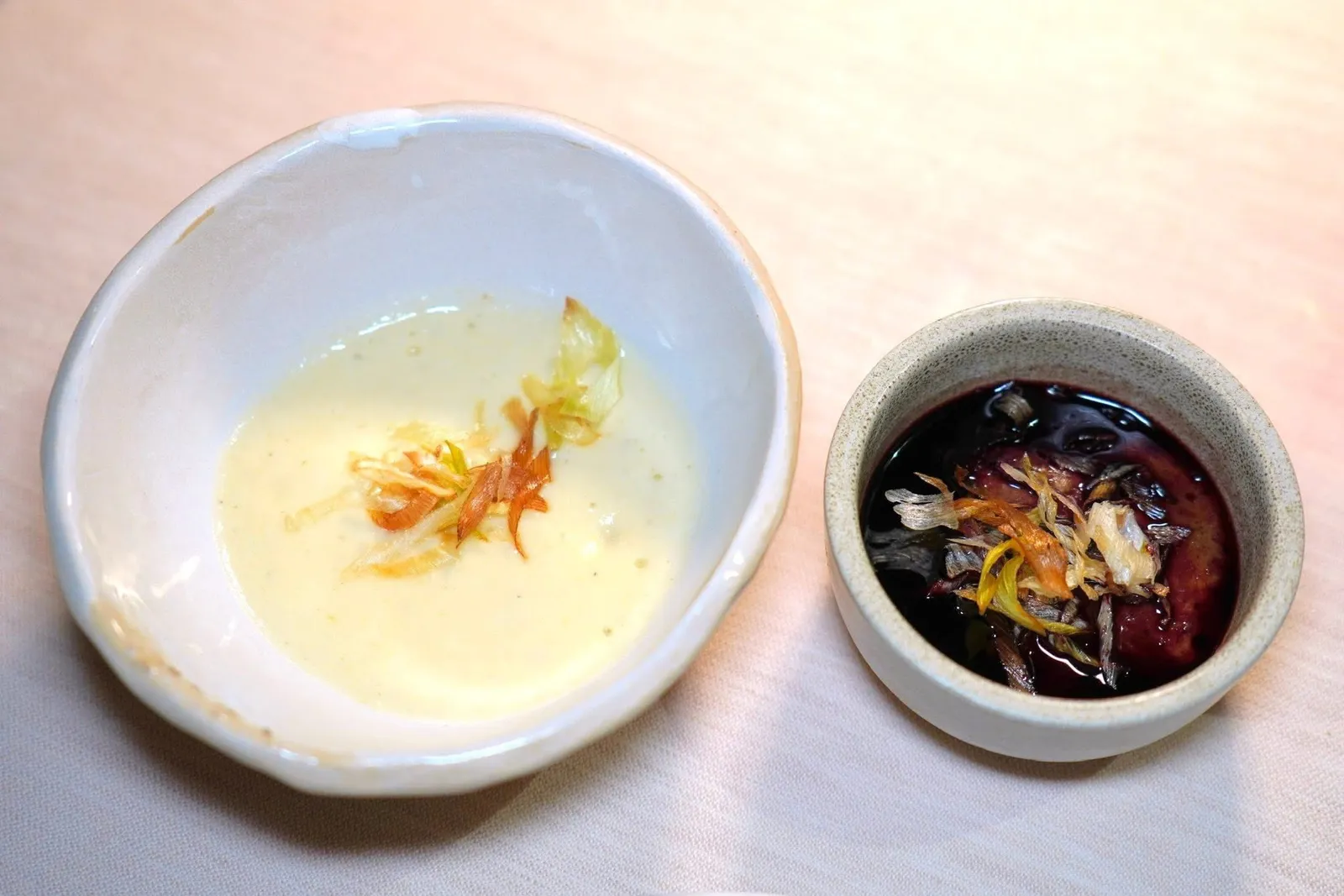 FASSONA, PORRI E ACCIUGHE (38 €)อีกฝั่งหนึ่งคือมูสกระเทียมต้นท็อปด้วยกระเทียมต้นทอดกรอบ ยังมีพายที่เตรียมมาจากตับและหัวหอมยัดไส้นั่นเอง (15/20)