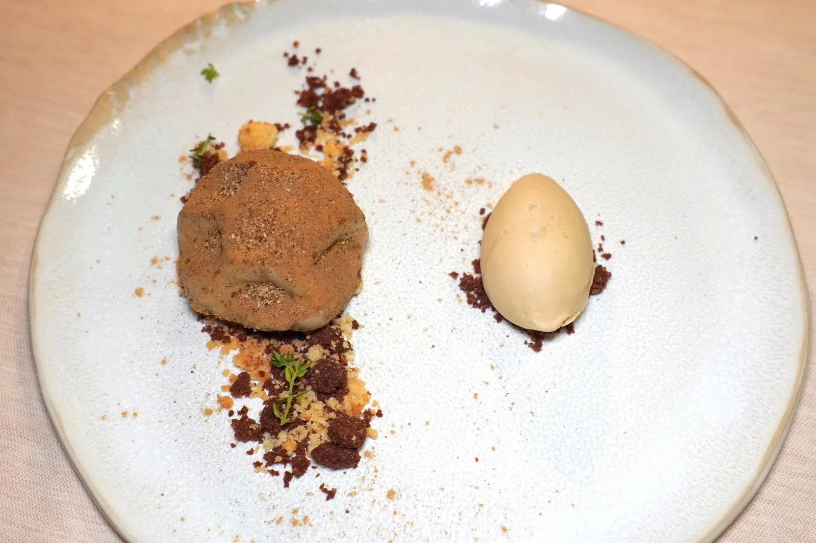 TERRA DI LANGA (23 €)ของหวานจานนี้นำเสนอวัตถุดิบสำคัญของภูมิภาค Langhe เสิร์ฟมาเป็นไอศกรีมเห็ดพอร์ชินี นอกจากนี้ทรัฟเฟิลปลอมยังมีรสชาติของเพียวเรเยรูซาเล็มอาร์ติโชคกับมูสดาร์คช็อกโกแลต Tumaco อยู่ด้วย (15/20)