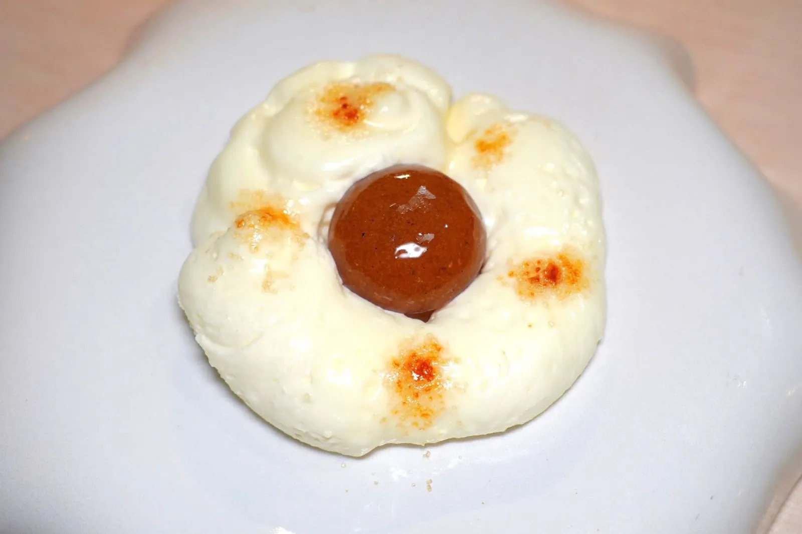 UOVO AL TEGAMINO (20 €)ไข่ดาวปลอมที่มีเค้กตรงกลางเตรียมมาจากฟักทองและเพอร์ซิมมอน มูสรอบ ๆ เตรียมมาจากไวท์ ช็อกโกแลต (15/20)