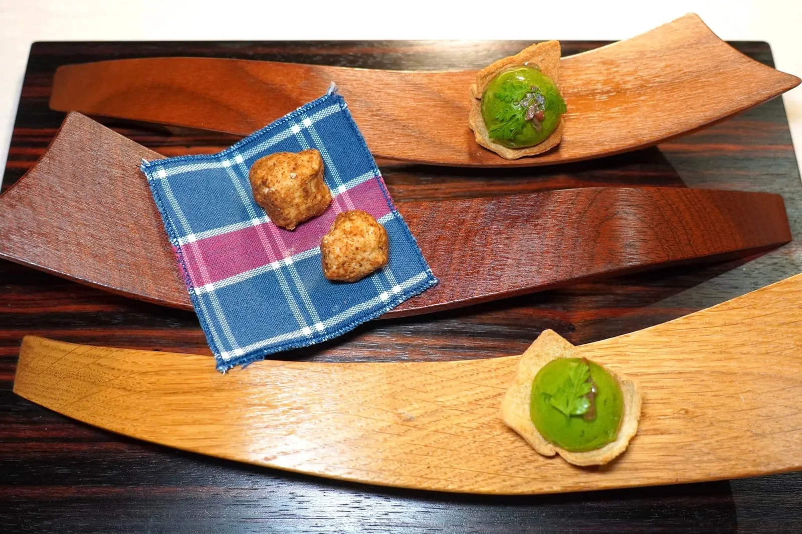 AMUSE-BOUCHEเชฟตั้งใจนำเสนอตัวแทนของภูมิภาค Piedmont โดยเสิร์ฟมาเป็นทาร์ตที่มีด้านล่างเป็น Sablé กรอบบรรจุองค์ประกอบสีเขียวเตรียมมาจากพาสลีย์ ด้านบนท็อปด้วยปลาแอนโชวีชวนนึกถึงเมนูท้องถิ่นอย่าง Acciughe al Verde อีกฝั่งหนึ่งคือทรัฟเฟิลปลอมเตรียมมาจาก Pâté ตับไก่และผงพอร์ชินี (15/20)
