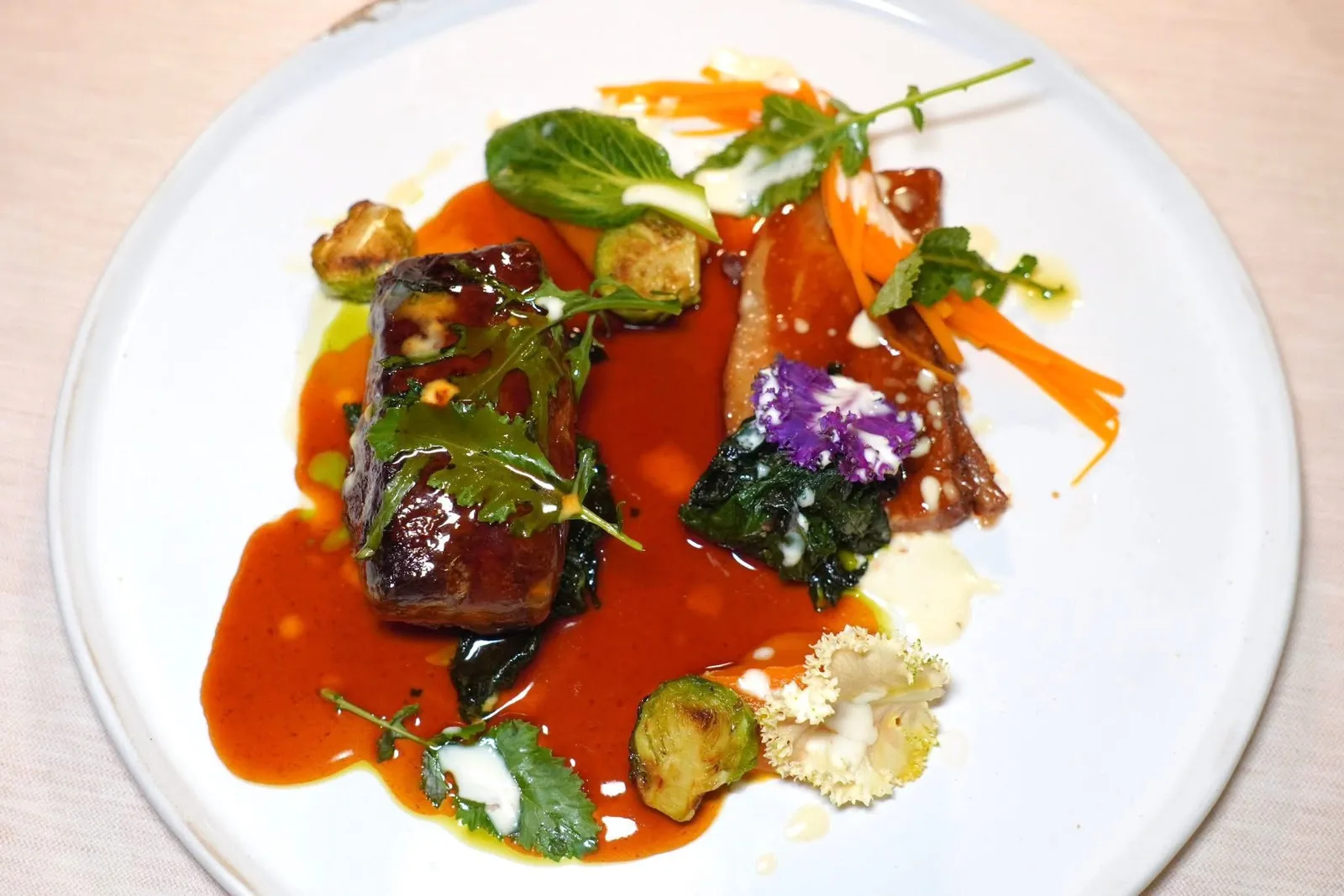 SUINO DI CAVOUR, ZUCCA E CAVOLI (35 €)หมูดำจากเมือง Cavour ในจานฝั่งขวามือคือส่วนท้องที่เชฟปรุงสุกจนนุ่มละลายกับผัก Cime di Rapa และ Moscato Wine ฝั่งซ้ายมือคือส่วนไหล่ที่ย่างมาสุกกำลังดี ยังมีกะหล่ำหลากหลายรูปแบบเช่นกะหล่ำดอก กะหล่ำม่วง กะหล่ำดาว เชฟราดซอส Jus ที่เตรียมมาจากน้ำสต๊อกหมูดำผสมผสานกับเครื่องเทศจากฝั่งเกาหลี ในจานยังมีความหวานของฟักทองและความจัดจ้านของน้ำส้มสายชูอยู่ด้วย (15/20)