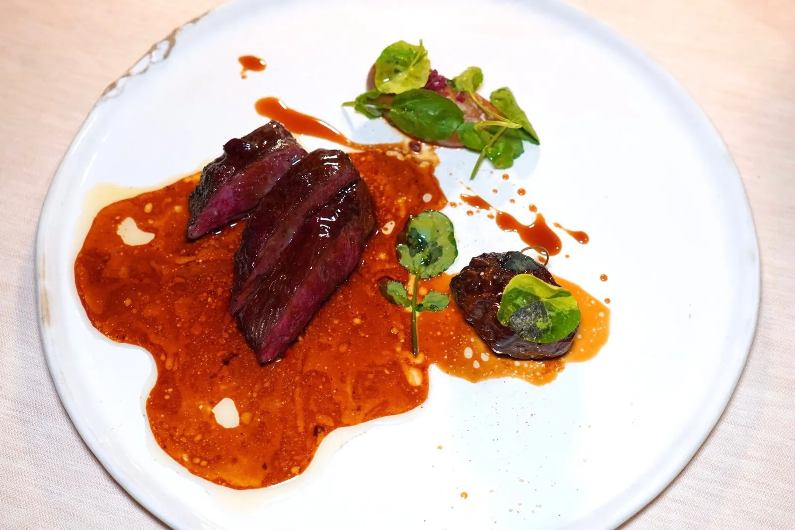 MUFLONE, TOPINAMBUR E VERMUT (38 €)Muflone คือแกะป่าจากหมู่เกาะ Isola d'Elba ปรุงให้สุกด้วยอุณหภูมิ 45 องศาเซลเซียสมีจุดเด่นคือเนื้อสัมผัสที่เหนียวและสู้ฟัน จากนั้นราดด้วยซอส Jus เข้มข้น ฝั่งขวามือคือมูสที่เตรียมมาจากเยรูซาเล็มอาร์ติโชค อีกฝั่งหนึ่งคือเยรูซาเล็มอาร์ติโชคกงฟี (15/20)