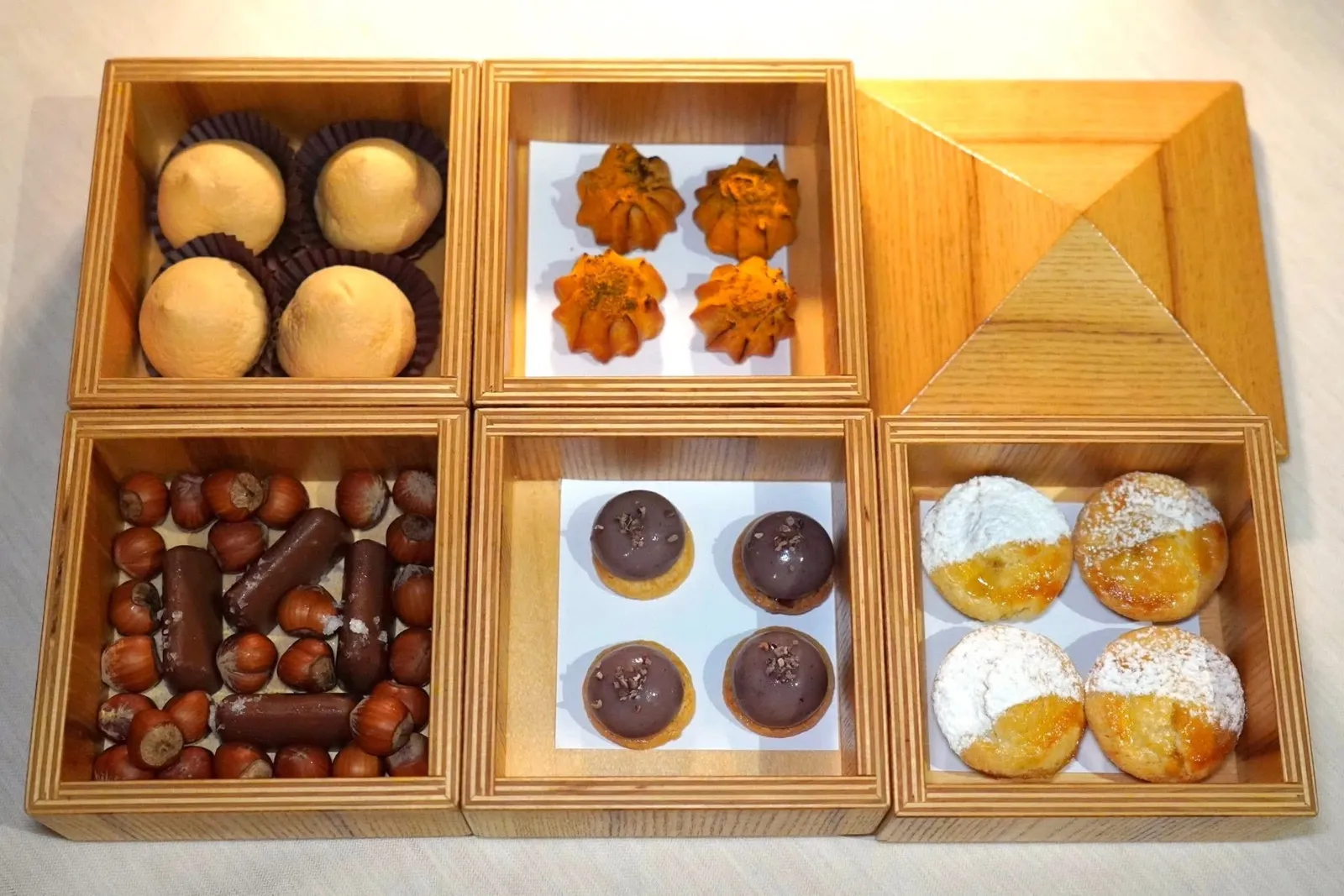 MIGNARDISESปิดท้ายด้วยของหวานจิ๋วคือ Pasticciotto with cream and apple jam, Sweet ricotta cheese in blueberry blast, Beignet with pistachio and turmeric, Tette delle Monache และ Hazelnut gianduiotto with almond leaf and salt