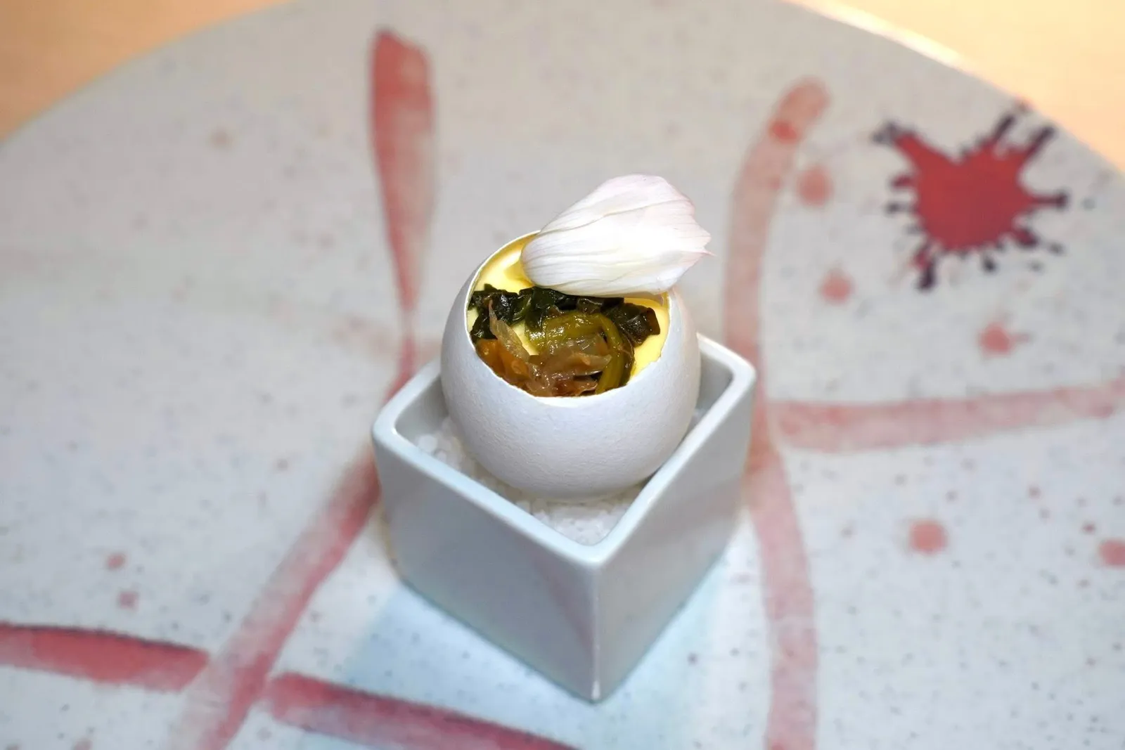 AMUSE-BOUCHEในถ้วยรูปไข่คือ Frittata สไตล์ Piedmont เสิร์ฟมาเป็นมูสไข่เนื้อเนียนกับ Bitter Herbs สมุนไพรรสขมต่าง ๆ จากสวนของทางร้าน ด้านบนคือกลีบดอก Acacia และออร์ริกาโน (15/20)