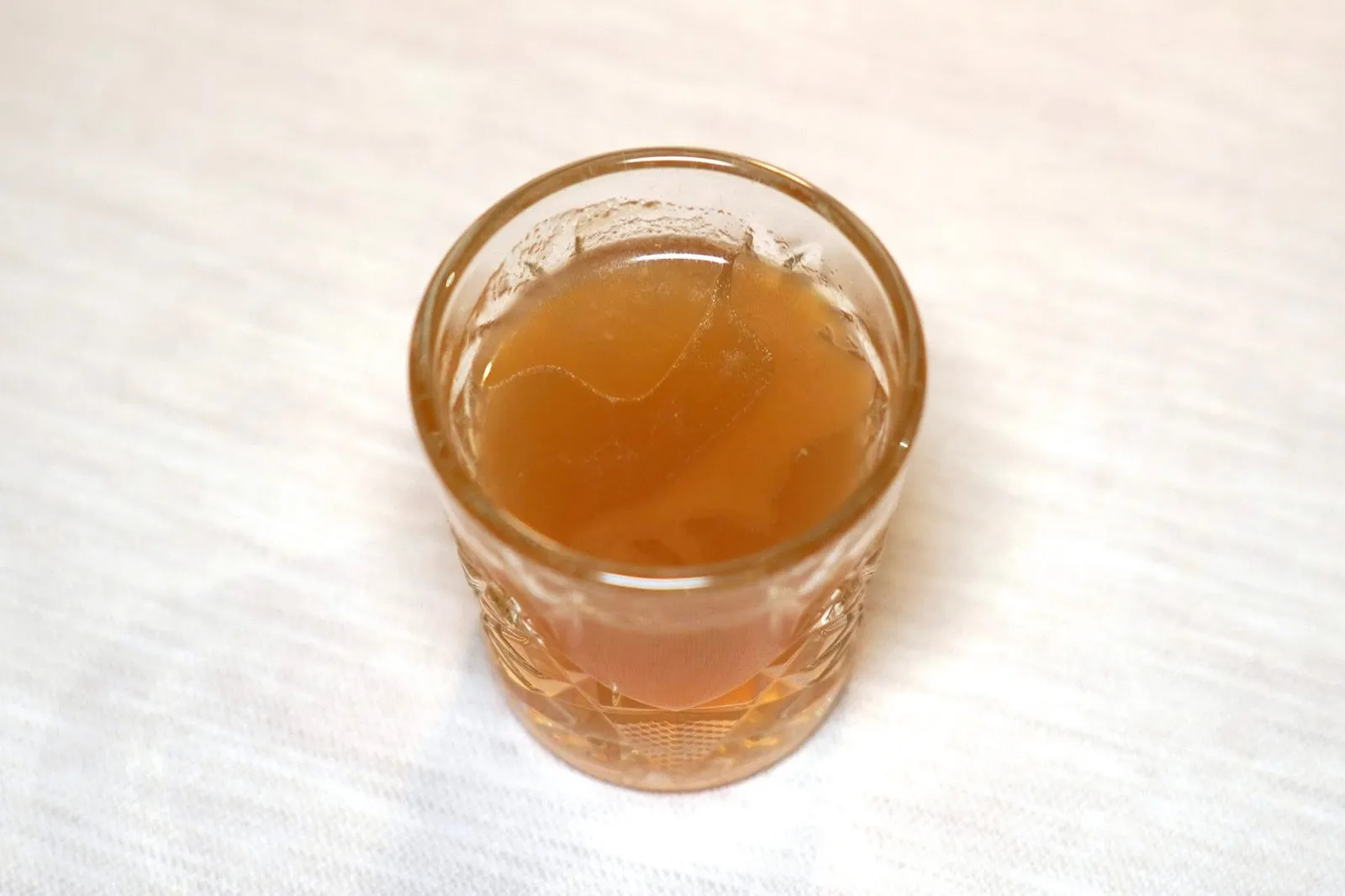 AMUSE-BOUCHEปิดท้ายด้วย Extraction เตรียมมาจาก Broth ไก่ต๊อก ชาดำรมควัน และน้ำมันถั่วฮาเซลนัท (15/20)