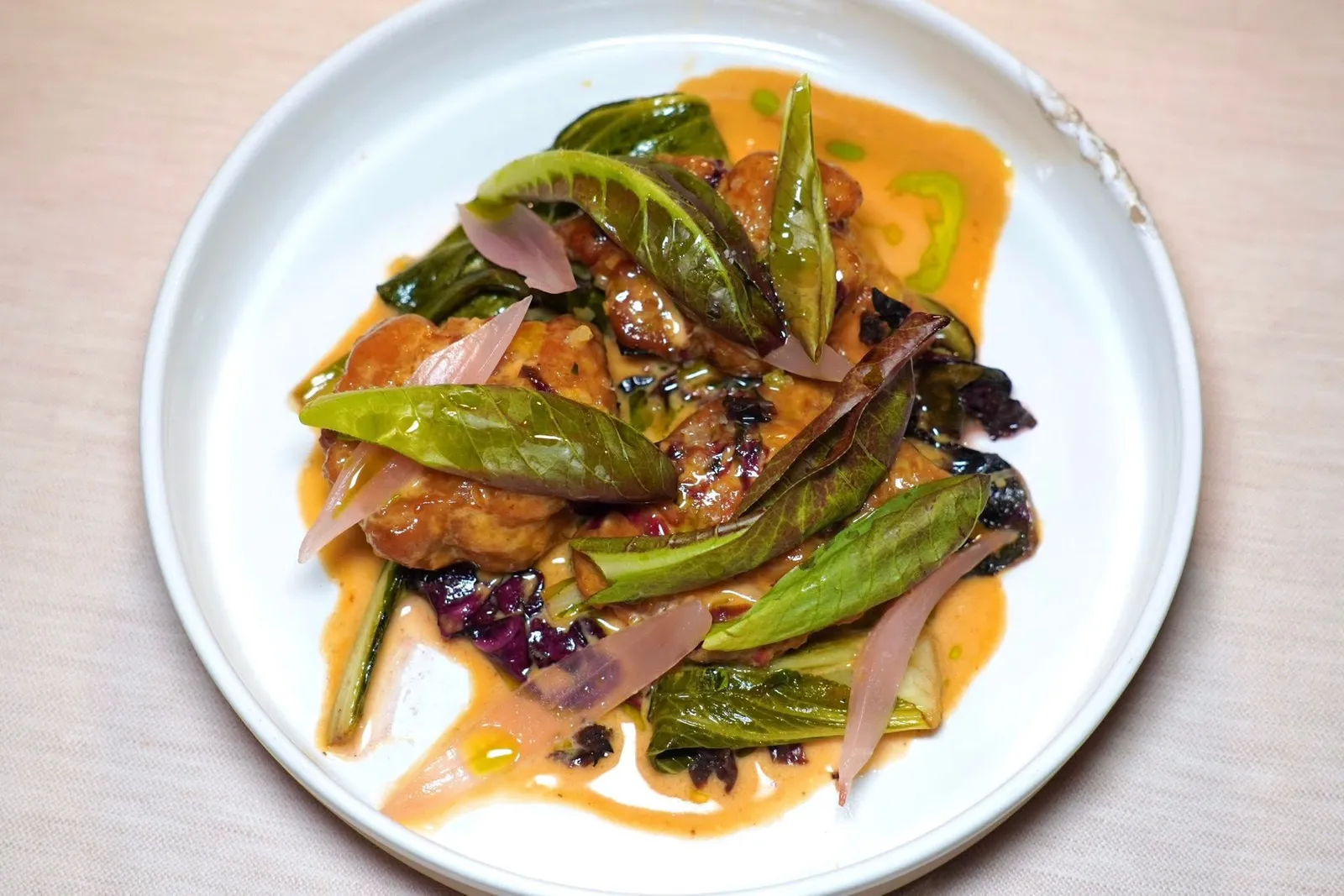 ANIMELLE, CURRY VERDE E TRUSET (30 €)Sweetbread หรือต่อมไร้ท่อของลูกวัวเสิร์ฟมาขนาดชิ้นค่อนข้างใหญ่ เชฟปรุงให้สุกในอุณหภูมิที่ไม่สูงนักหรือซูวีนานถึง 48 ชั่วโมง จากนั้นคลุกเคล้ากับเนยและซอสที่ได้รับแรงบันดาลใจมาจากแกงเขียวหวาน ในจานยังมี Truset ซึ่งเป็นผักตระกูลแรดิชท้องถิ่นที่ปรุงรสด้วยน้ำมัน กระเทียม และพริกไทย (15/20)