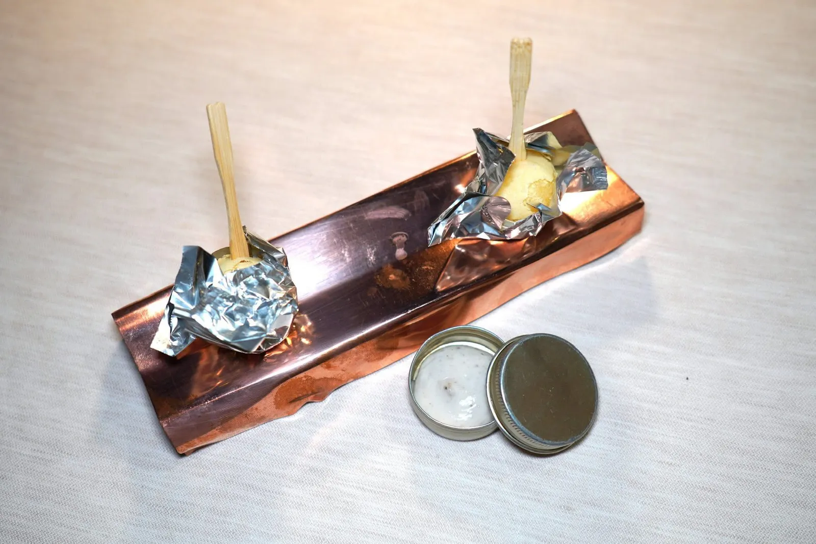 AMUSE-BOUCHEชีสภูเขานมควาย Fontina ทอดกรอบเสิร์ฟมาอุ่น ๆ สำหรับจิ้มลงในซอสมาโยเกาลัด (Sweet Chestnut) (15/20)