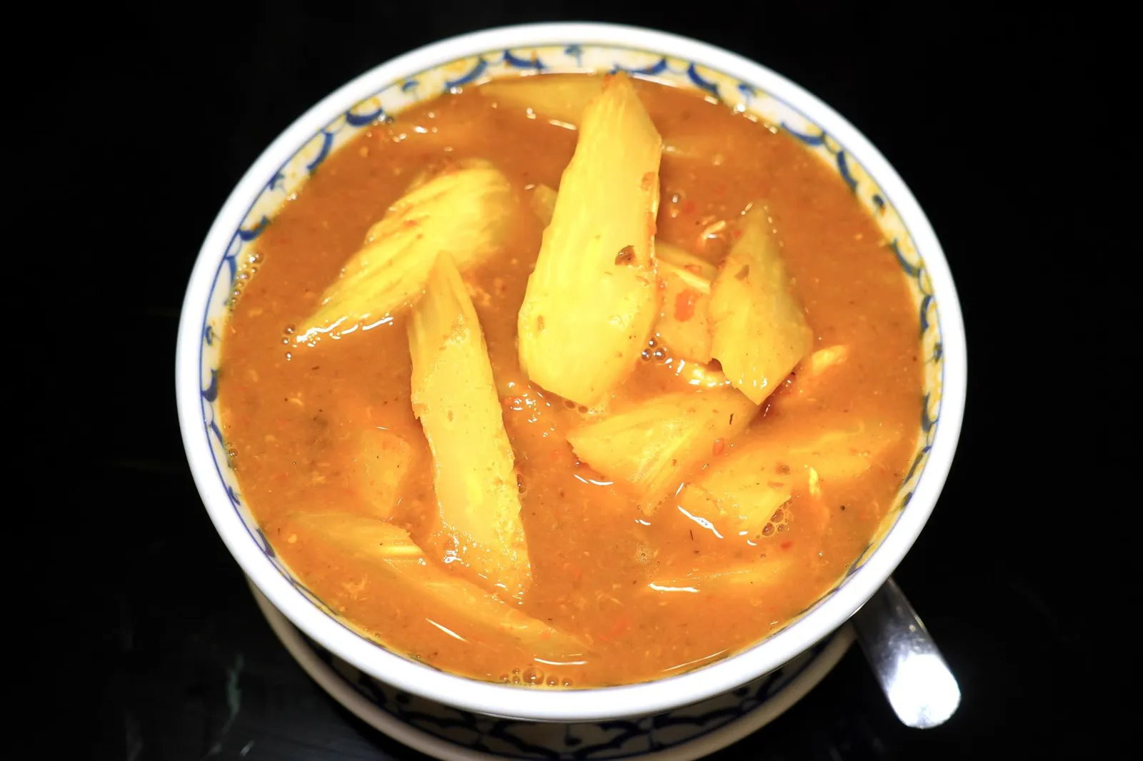 แกงเหลืองกุ้งมะละกอ (200)แกงเหลืองใต้รสชาติเผ็ดจ้าน เนื้อแกงข้นพอเหมาะ มะละกอดิบมีความฉ่ำหวานตัดกันกับความเด้งของเนื้อกุ้งได้อย่างไร้ที่ติ (15/20)