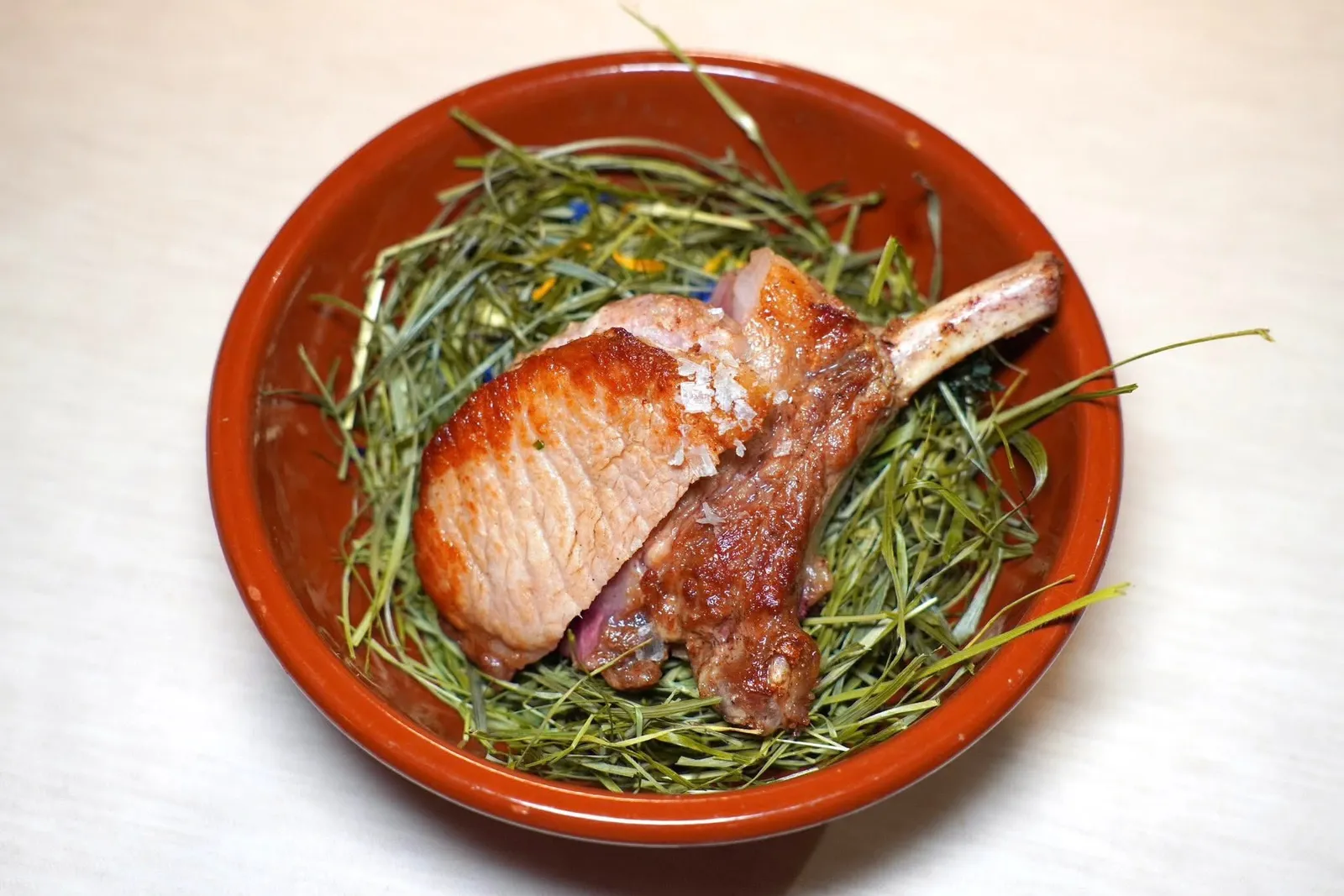 SUINO DI CAVOUR, ZUCCA E CAVOLI (35 €)สุดท้ายคือส่วนซี่โครงย่างมาหอม ๆ เสิร์ฟมาข้าง ๆ กันอีกทีหนึ่ง (15/20)