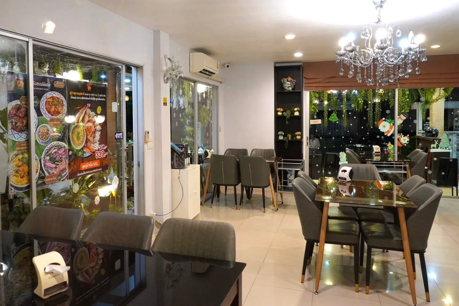 ทันทีที่เดินเข้าร้านจะพบกับอาคารปรับอากาศกั้นด้วยกระจกใส ตรงกลางเป็นเทอเรสภายใต้แมกไม้ร่มรื่นเขียวขจี