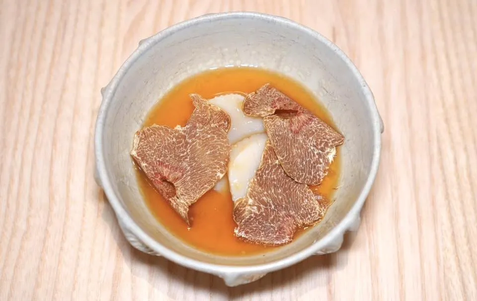 Royale princière, fresh scallopsAnd white truffleDashi ที่เชฟเตรียมมาเป็น Royale เนื้อเนียนละมุนลิ้น เสิร์ฟมากับหอยเชลล์สดที่ผ่านการนึ่งกับสาหร่าย Kombu เพื่อสร้างความหอมและอุมามิ นอกจากนี้ยังมีซอสที่มีอโรมาของซรอิ๊วและขิง จากนั้นพนักงานจะขูด Alba White Truffle ที่กำลัง In Season ลงไปสร้างความหอมที่โดดเด่นลอยมาแตะจมูก (17/20)