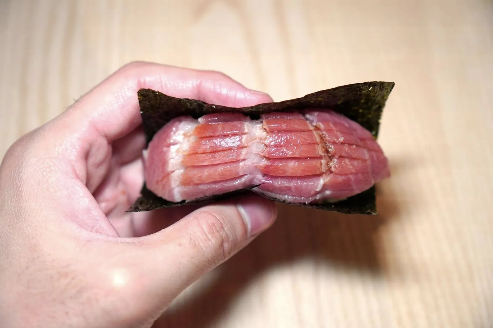 🥄 Sushis nigiris collectionจบด้วย Tameki ที่ตรงกลางเป็น Ootoro หรือส่วนท้องของปลาทูน่าที่มีไขมันมากชิ้นโตเต็มปากเต็มคำ ด้านในมีใบชิโสะ ด้านนอกห่อด้วยสาหร่าย Nori กรอบ ๆ (15/20)