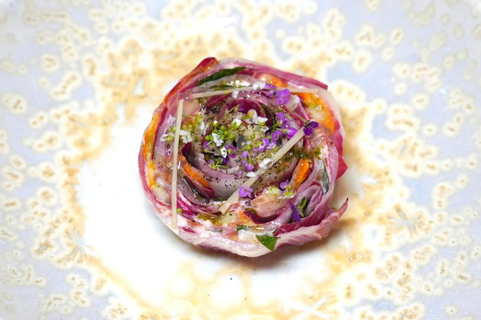 Endive, leaf by leafUmeboshi cream seasoningTrévise หรือพืชในตระกูล Endive ที่เชฟนำมาจัดเรียงทีละใบจนดูคล้ายดอกไม้ ด้านในสอดแทรกด้วยหลากหลายองค์ประกอบ วิธีชิมให้ใช้ตะเกียบคีบใบและครีมชิมทีละเล็กทีละน้อย ความสดชื่นของ Trévis สมดุลกันกับครีมที่เตรีบมมาจาก Umeboshi ได้อย่างลงตัวและกลมกล่อม (17/20)