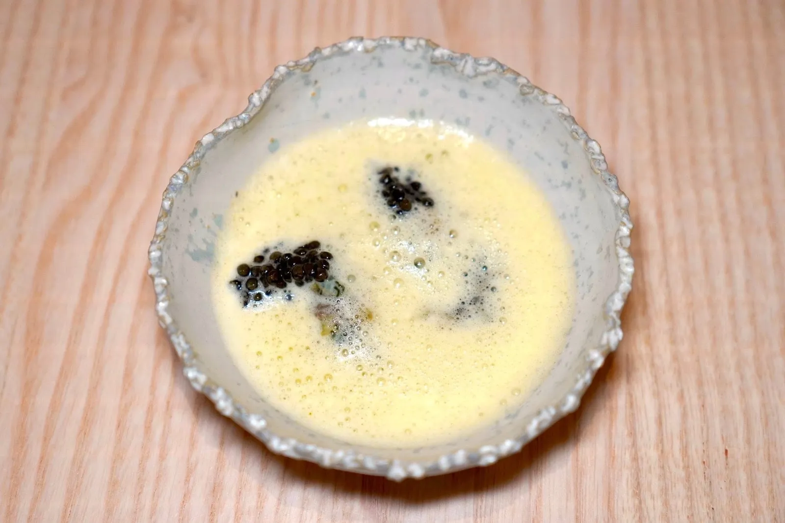 Anemones cooked in milk with caviar, Delicate seaweed flanดอกไม้ทะเลมีเนื้อสัมผัสที่โดดเด่นและเป็นเอกลักษณ์ เชฟปรุงสุกในน้ำนมเสิรฺฟมากับ Flan หรือ Chawan,ushi เนื้อเนียน จานนี้มีอโรมาของทะเลที่โดดเด่น ด้านบนท็อปด้วยคาเวียร์จาก Maison Prunier (16/20)