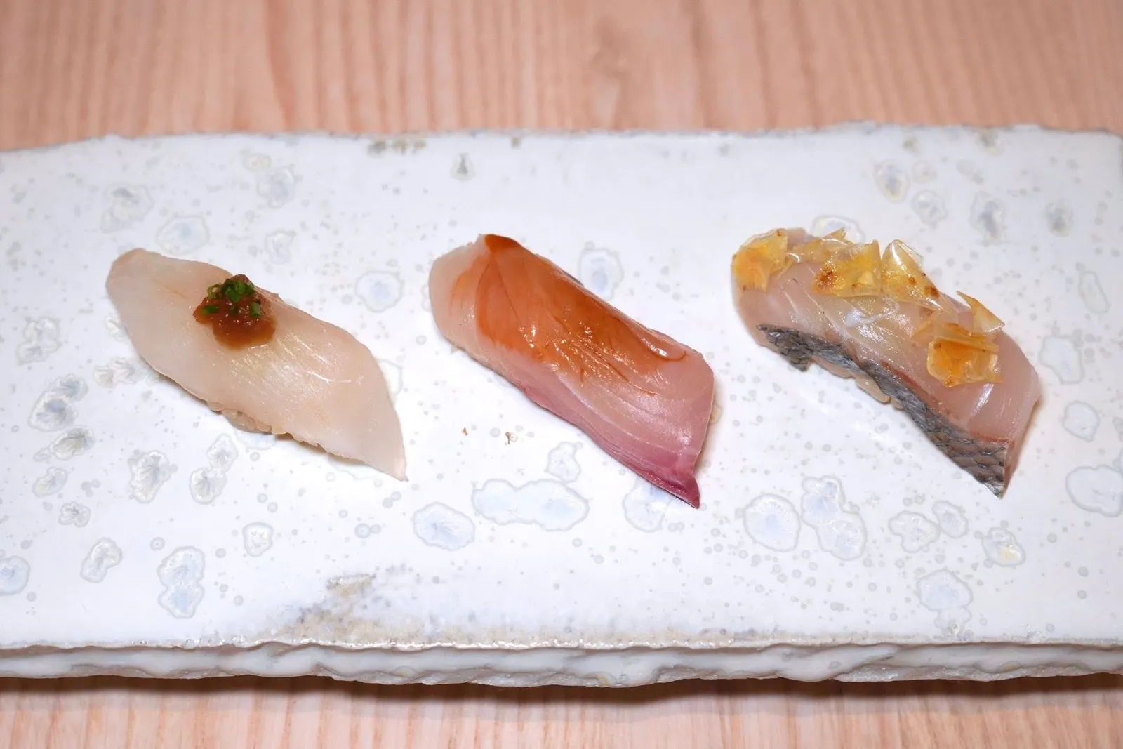 🥄 Sushis nigiris collectionจากนั้นเชฟจะจัดเสิร์ฟซูชิเซ็ตถัดมาประกอบไปด้วยปลา Daurade หรือปลากะพง ท็อปด้านบนด้วยเกล็ดปลากรอบรับประทานได้ (15/20) ชิ้นตรงกลางคือ Seriole หรือปลาข้างเหลือง (15/20) สุดท้ายคือคำที่น่าประทับใจที่สุดอย่าง Saint Pierrre หรือ John Dory นั่นเอง (17/20)