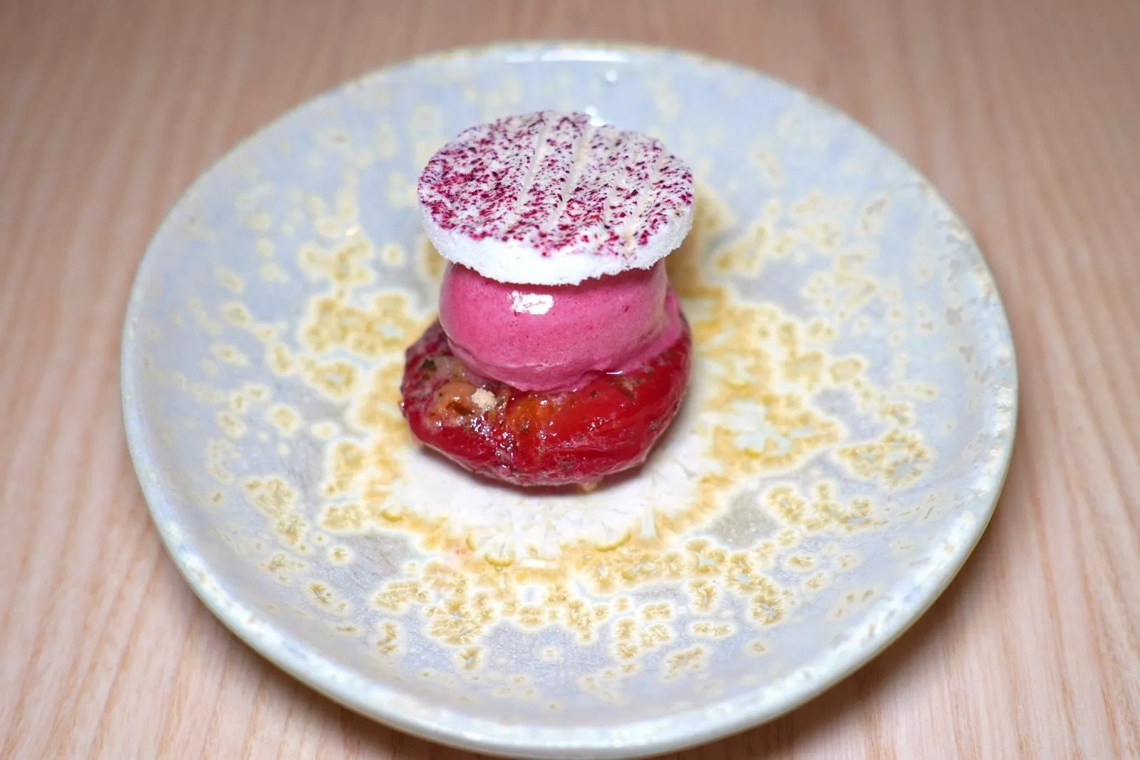 🥄 AmamisSugar crusted red plum with shiso, sorbet and powdered meringueของหวานจานหลักคือลูกพลัมแดงที่ปรุงให้สุกใน Sugar Crusted โดยการเคลือบผิวด้วยน้ำตาล จากนั้นนำไปอบต่อจนได้เนื้อสัมผัสที่น่าพึงพอใจ(16/20)