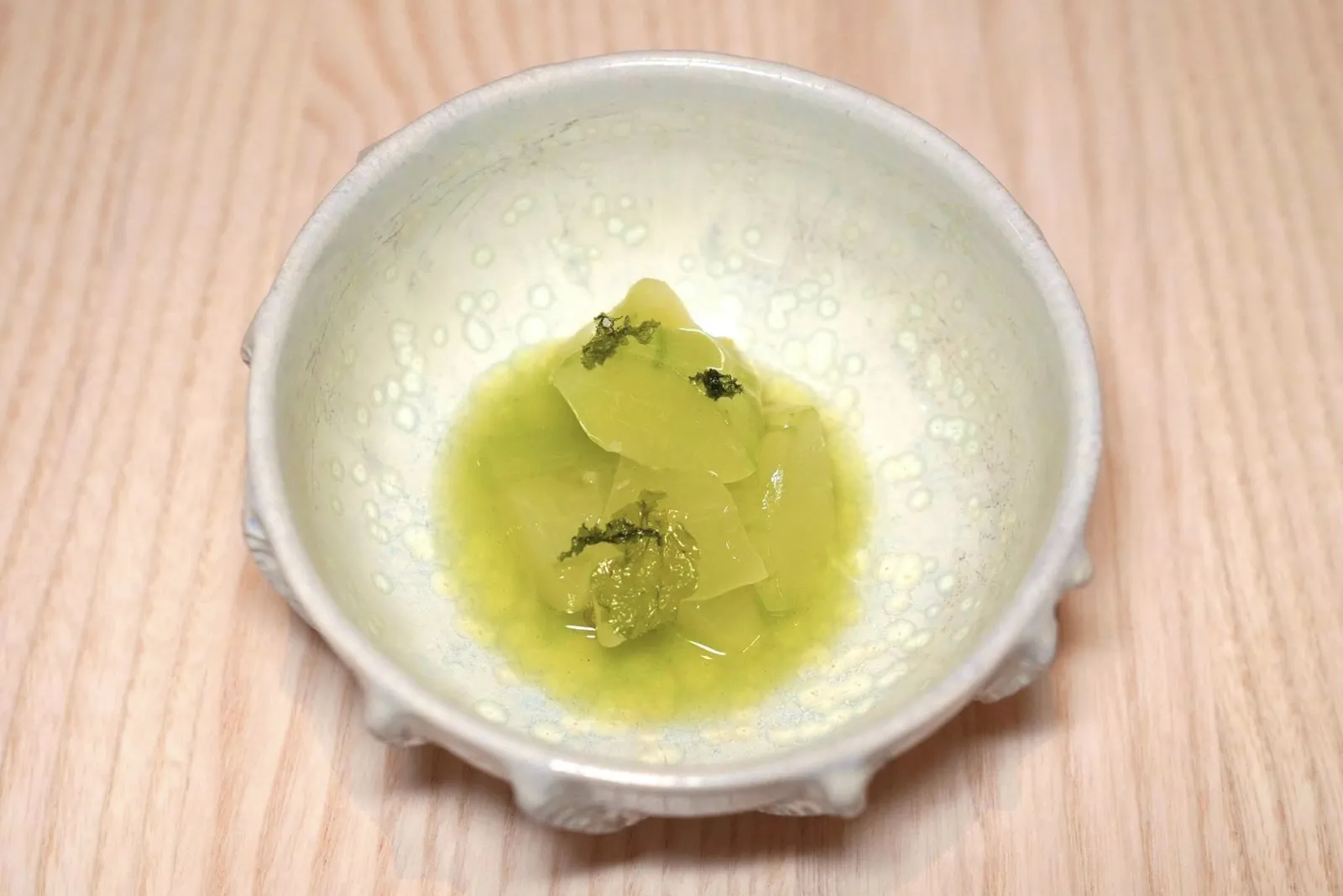 Cucumber tsukemono,Sea lettuce and sesame oilจานนี้คือ Tsukemono หรือผักดองโดยเชฟใช้แตงกวาไปดองกับน้ำของแตงกวาเอง จากนั้นเสิร์ฟมากับน้ำดองสไตล์ญี่ปุ่น ด้านบนคือใบ Sea Lettuce กรอบ นอกจากนี้ยังมีความหอมของน้ำมันงาอีกด้วย (16/20)