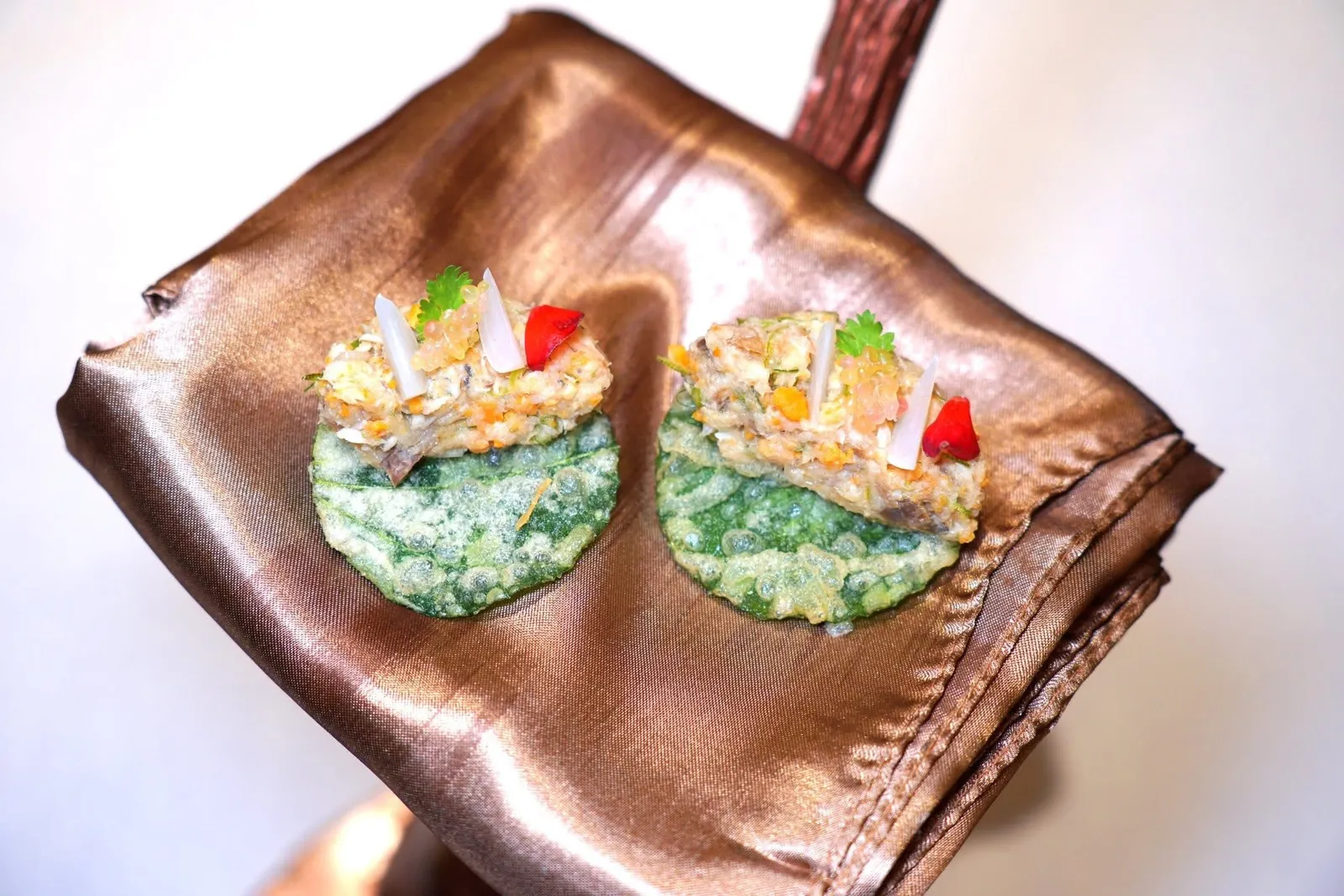 Amuse-BoucheKhao Tang Na Tang | Nam Prik Long Rue | Miang-Yum-Som-Zaสุดท้ายคือเมี่ยงใบชะพลูยำผิวส้มซ่า ด้านบนท็อปด้วยไข่ปูและปลาทูแม่กลอง คาเวียร์มะนาวนิ้วมือ กระเทียมดอง และดอกบีโกเนียนั่นเอง (15/20)