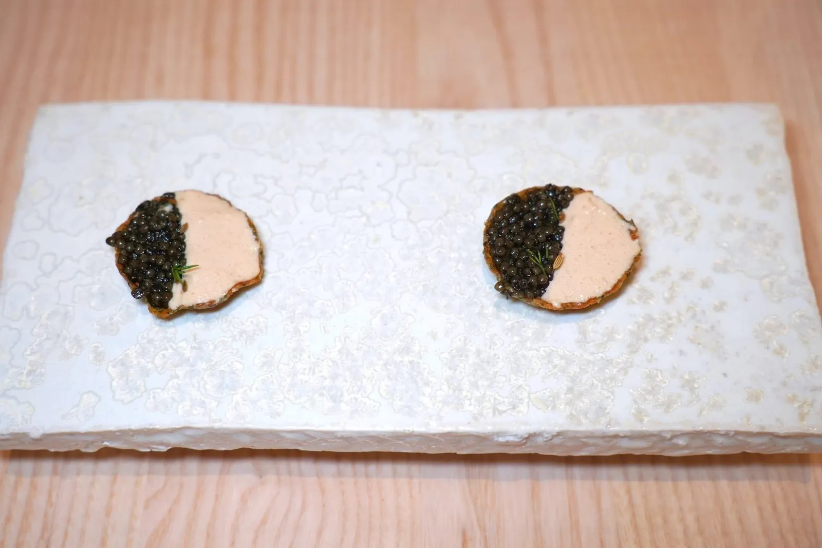 🥄 Savory EmotionsTartelette ขนาดจิ๋วเตรียมมาจากมันฝรั่งและสาหร่ายโนริ ด้านในมี Black Tarama จับคู่มากับ Oscietra Caviar จาก Maison Prunier (15/20)
