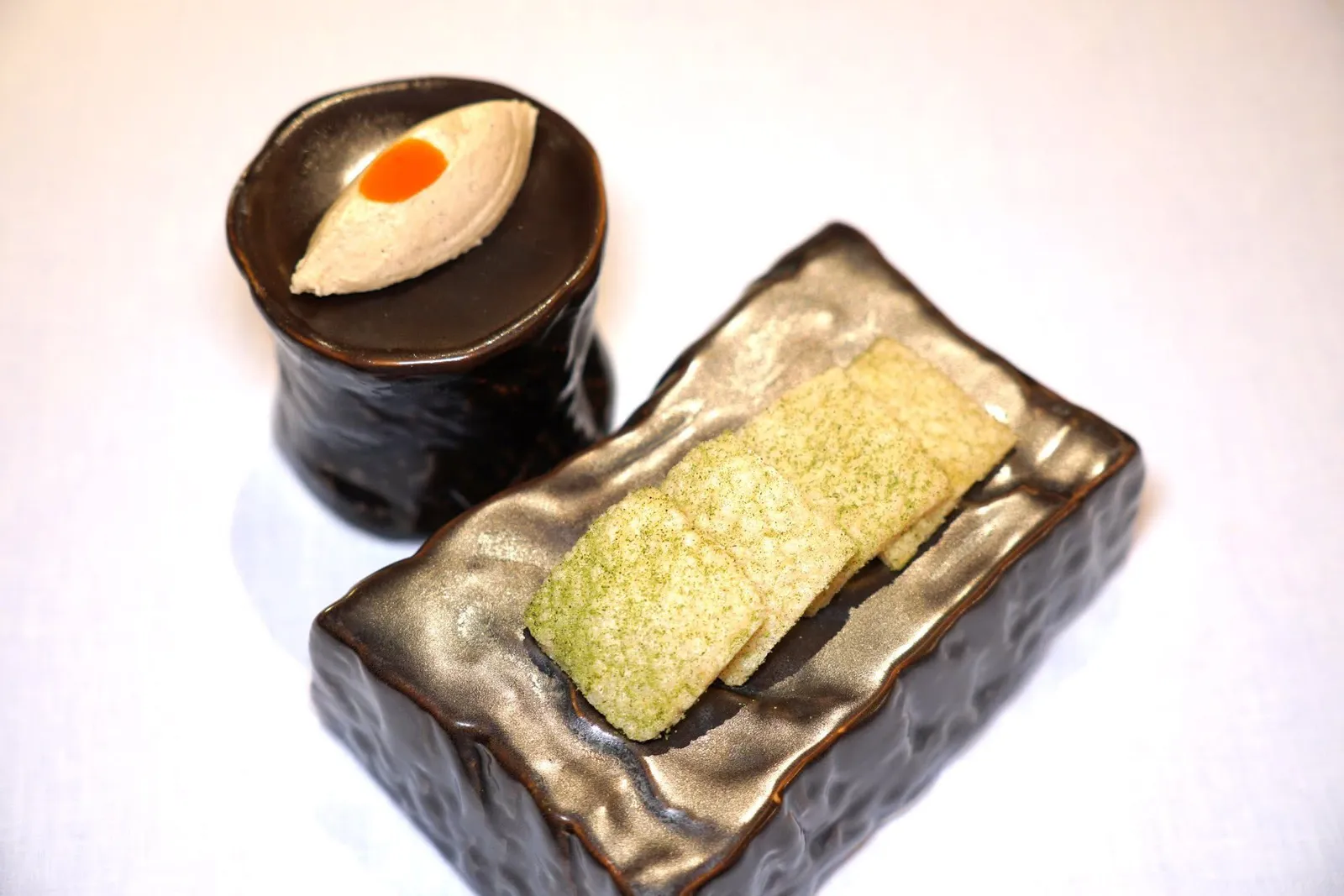 Amuse-BoucheKhao Tang Na Tang | Nam Prik Long Rue | Miang-Yum-Som-Zaเริ่มต้นมื้ออาหารด้วยของว่างเรียกน้ำย่อยประกอบไปด้วยข้าวตังหน้าตั้ง เชฟเลือกใช้ข้าวหอมมะลิจากจังหวัดสุพรรณบุรีเตรียมมาเป็นแผ่นแครกเกอร์โรยด้วยเกลือสามเกอ อีกฝั่งหนึ่งคือหน้าตั้งที่เชฟเปลี่ยนจากการเสิร์ฟน้ำจิ้มข้น ๆ แบบดั้งเดิมมาเป็นการใส่เนยฝรั่งเศสลงไปด้วยช่วยเพิ่มความหอมมันได้อย่างลงตัว ด้านบนคือซอสมันกุ้ง (15/20)