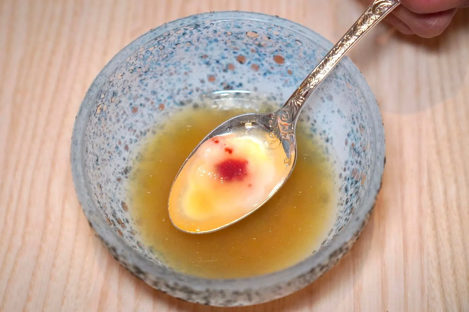 Flower raviolis in white miso brothสำหรับซุปมิโสะทางร้านเสิร์ฟมาโดยมีราวิโอลีที่ประกบกันเป็นทรงดอกไม้อยู่ด้วย ตัวราวิโอลีมี 3 ชิ้นสอดไส้รสชาติที่แตกต่างกันเริ่มจาก Beetroot & Kumquat, Shiitake & Spinach และ Shimeji & Tofu จากนั้นที่โต๊ะพนักงานจะเทซุปมิโซะราดลงบนใบ Shiso เพื่อทำการ Infused อโรมาให้หอมมากขึ้น จากนั้นนำใบ Shiso ออกไปเป็นอันพร้อมชิม (16/20)