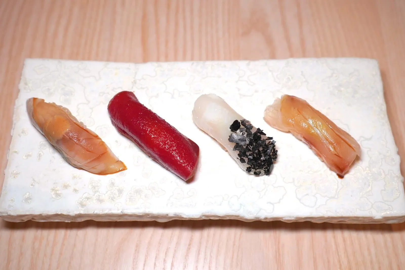 🥄 Sushis nigiris collectionจากนั้นเชฟจะจัดเสิร์ฟซูชิมาเป็นชิ้นต่อกันเริ่มต้นที่ฝั่งขวาสุดคือ Loup (Sea Bass) ทที่มีความอุมามิจากสาหร่าย Kombu และซีอิ๊วเพียงบาง ๆ (14/20) ถัดมาคือ Cuttlefish หรือหมึกเคี้ยวหนึบตกแต่งด้วยแผ่นหมึกดำบาง ๆ สร้างอโรมาและมิติทางเนื้อสัมผัสที่ลงตัว (16/20) ชิ้นที่สามคือ Akami หรือปลาทูน่าส่วนที่มีไขมันน้อย (15/20) สุดท้ายคือ Macquerel ราดด้วย Sesame Cream หรือครีมงาหอม ๆ ที่ด้านบน (16/20)