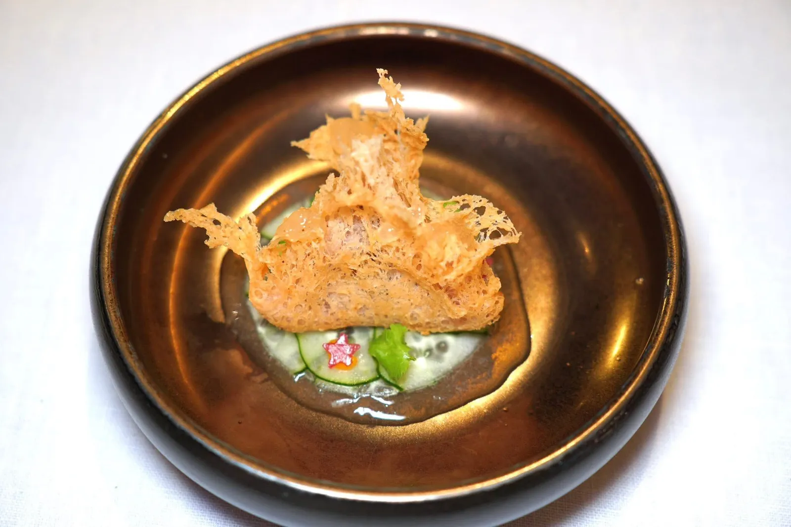 Crispy Taro Dumpling served with AjadTaro | Crab Meat | Ajadค้างคาวเผือกไส้ปู ผิวชั้นนอกเตรียมมาจากเผือกหอมแก่จากจังหวัดสุพรรณบุรีที่ผ่านการโม่แล้วทอดจนฟูกรอบ ด้านในยัดไส้กระฉีกปูที่ผสมผสานความหวานของเนื้อปูและมะพร้าวอ่อนผัดผัดกุ้งปรุงรสด้วยสามเกลอได้อย่างกลมกล่อม ด้านล่างคทออาจาดที่เตรียมมาจากยอดชาเขียวคอมบุฉะ แตงกวา เจลพริกเหลือง และหอมแดงดอง (15/20)
