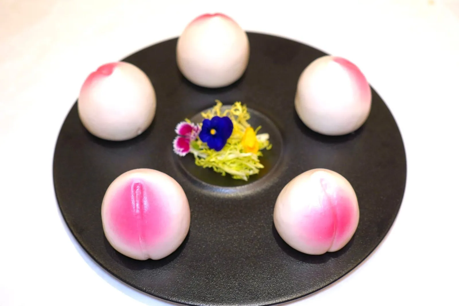 寿桃 (Complimentary)Longevity bunทางร้านยังมีซิวท้อไส้เมล็ดบัวไข่เค็มมอบให้เนื่องในโอกาสพิเศษ