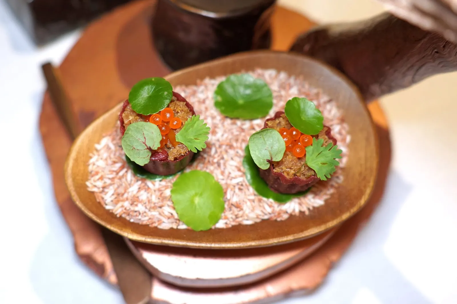 Amuse-BoucheKhao Tang Na Tang | Nam Prik Long Rue | Miang-Yum-Som-Zaคำถัดมาคือทาร์ตข้าวสังข์หยดยัดไส้ด้วยแตงกวา ขมิ้นขาว ปลาฟู น้ำพริกกะปิและเจลมะอึก ด้านบนคือไข่แดงเต็มไชยา (15/20)