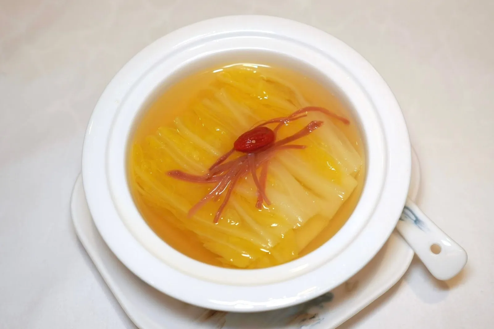 開水白菜 (90 MOP+)Poached Chinese cabbage in bouillonห้ามพลาดสุดยอดเมนูศักดิ์สิทธิ์จากพระราชวังหลวงแห่งราชวงศ์ชิงซึ่งในอดีตถูกจัดให้เป็นส่วนหนึ่งของอาหารระดับสูงในนครเฉิงตู วัตถุดิบสามัญฮย่างกะหล่ำปลีผ่านการเคี่ยวอย่างพิถีพิถันด้วยน้ำซุปไก่พรีเมียมที่ปรุงจากวัตถุดิบล้ำค่า ตัวซุปมารสชาติกลมกล่อมผสานกับความหวานเบา ๆ ของกะหล่ำปลีและความอุมามิของแฮมได้อย่างไร้ที่ติ (16/20)