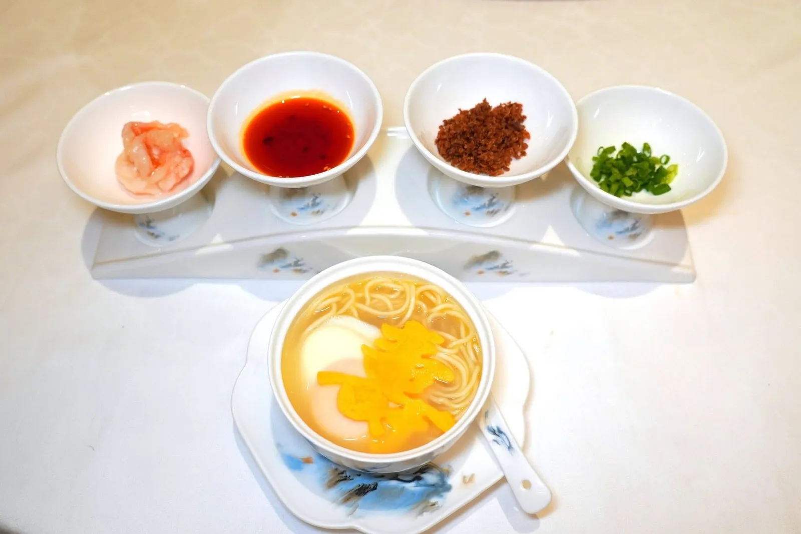 长寿面 (Complimentary)Birthday noodle soupส่วนใครที่มาเฉลิมฉลองเนื่องในโอกาสพิเศษ ทางร้านจะมีเมี่ยนหรือก๋วยเตี๋ยวอายุยืนรสชาติกลมกล่อมเสิร์ฟมากับไข่ กุ้ง น้ำมันพริก หมูสับ และต้นหอม