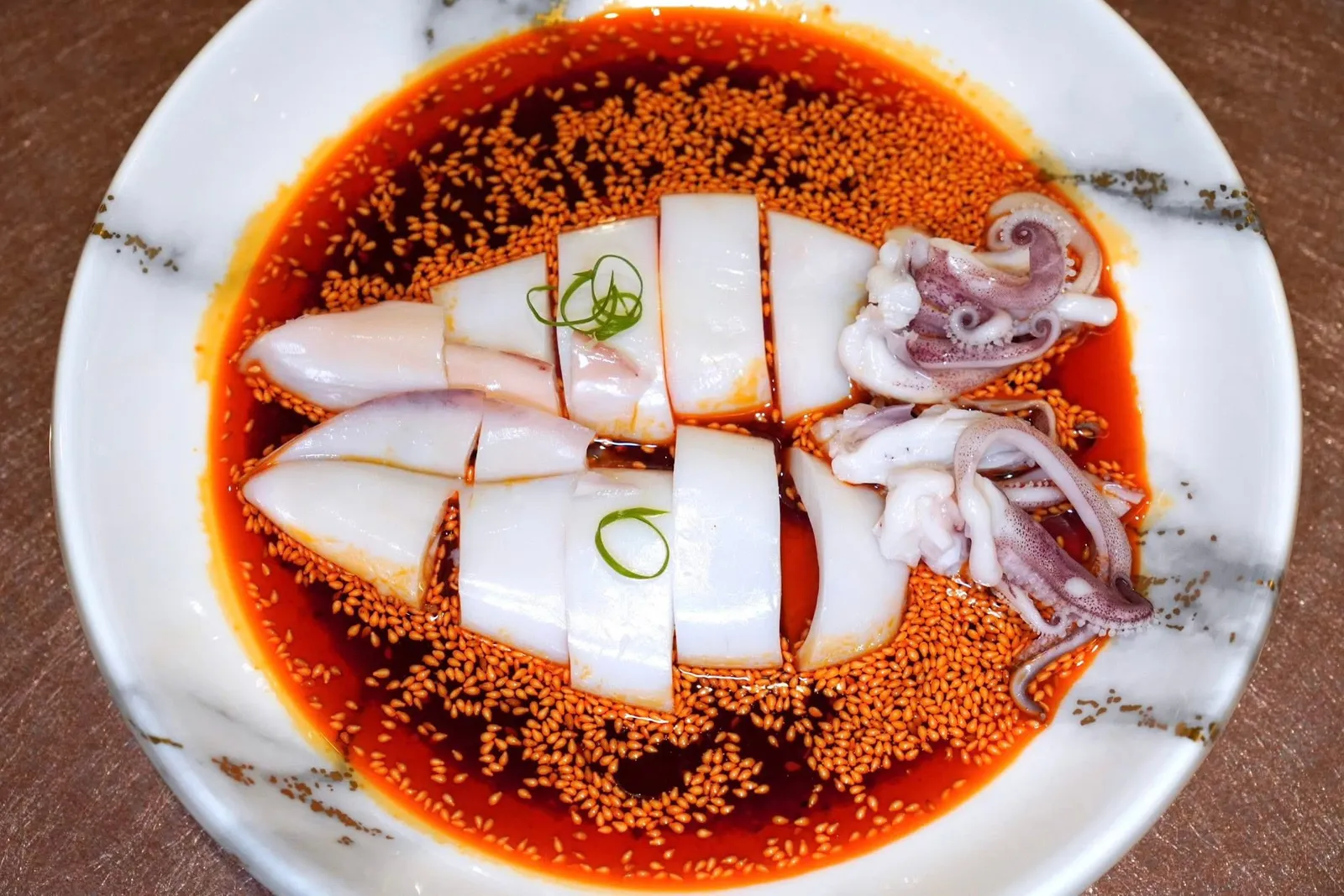 紅油海釣鮮魷魚 (180 MOP+)Chilled squid with spring onion and homemade chili sauceหมึกแช่เย็นมีเนื้อสัมผัสนุ่มและสุกพอเหมาะ เชฟเสิร์ฟมากับซอสน้ำมันพริกรสชาติเผ็ดชา เปรี้ยว หวาน และมีความหอมอย่างมีมิติ (15/20)