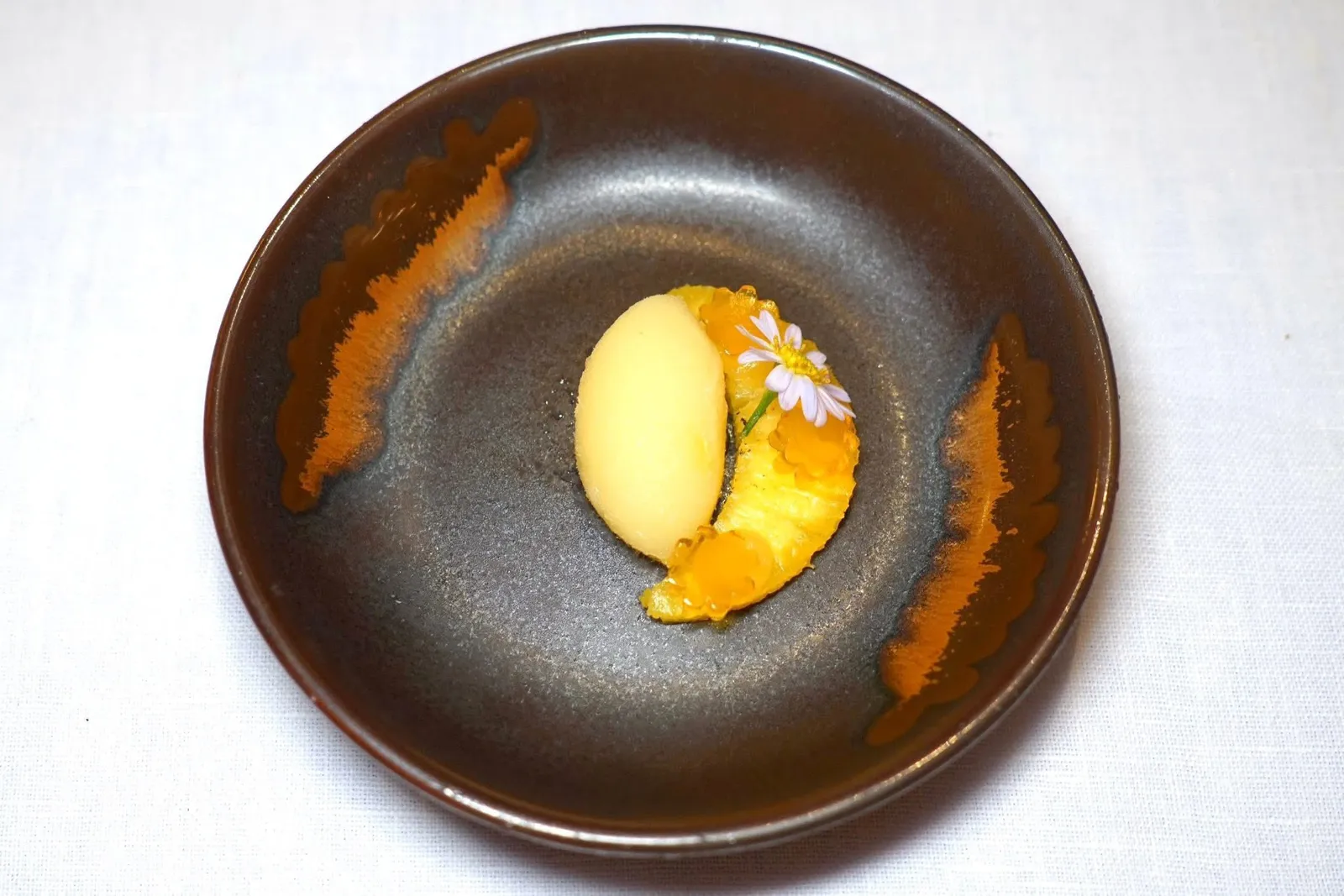 Hom-Su-Wan CelloPineapple | Wild Honey | Satoซอร์เบท์ที่เตรียมมาจากน้ำสับปะรดหอมสุวรรณผสมกันกับสาโทไทยอีสานอากาศดีบ่โตวาจากจังหวัดอุบลราชธานี อีกฝั่งหนึ่งคือเจลลี่น้ำผึ้งป่าบำรุงสุขจากจังหวัดเชียงรายมีจุดเด่นคือความหอมของดอกกาแฟ (14/20)