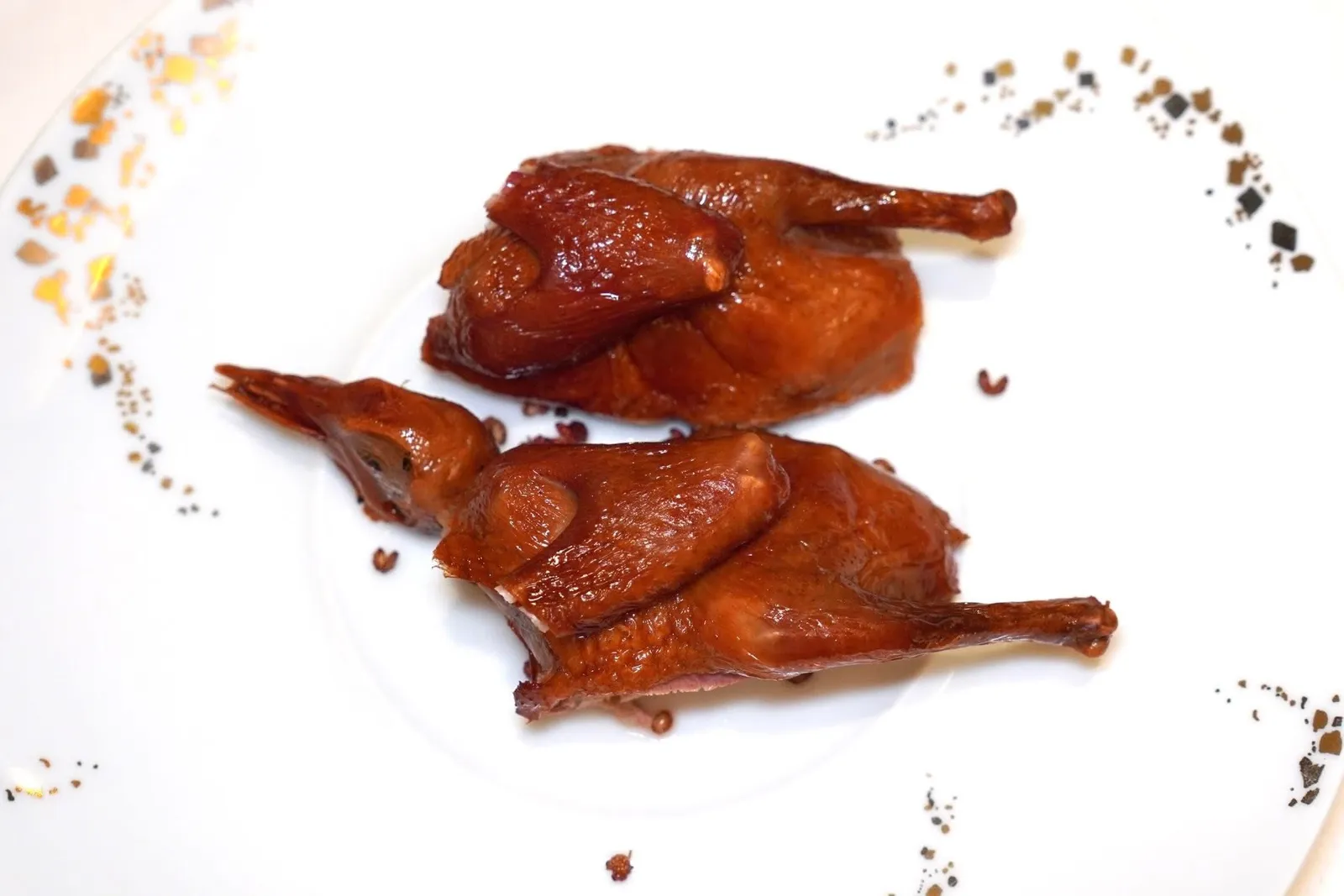 椒香乳鴿皇 (150 MOP+)Crispy squab marinated with herbs and Sichuan peppercornนกพิราบที่ทางร้านนำไปนึ่งก่อนแล้วต้มต่อกับเครื่องเทศและพริกเสฉวนนานจนหอมและมีรสชาติเข้าเนื้อ เนื้อนกนุ่ม ไม่แห้ง มีกลิ่นเฉพาะตัว เหมาะกับการแบ่งกันชิมได้ 2-4 คน (15/20)