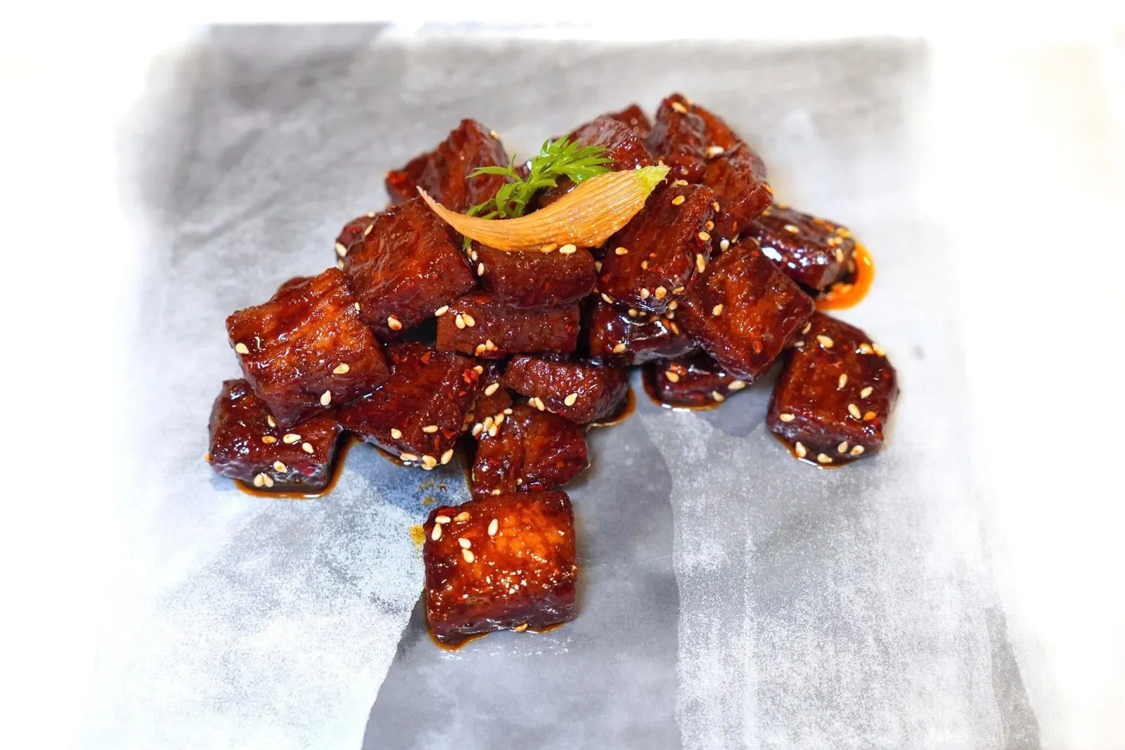 饞嘴粒粒香 (140 MOP+)Crispy diced pork with Sichuan peppercorn, sesame and homemade sweet sauceชิ้นหมูที่หั่นเต๋ามาขนาดพอดีคำ เนื้อสัมผัสกรอบ หอมกลิ่นพริกเสฉวนและงาขาว ไฮไลท์คือซอสรสชาติหวานเข้มข้นที่เคลือบอยู่รอบ ๆ นั่นเอง (15/20)