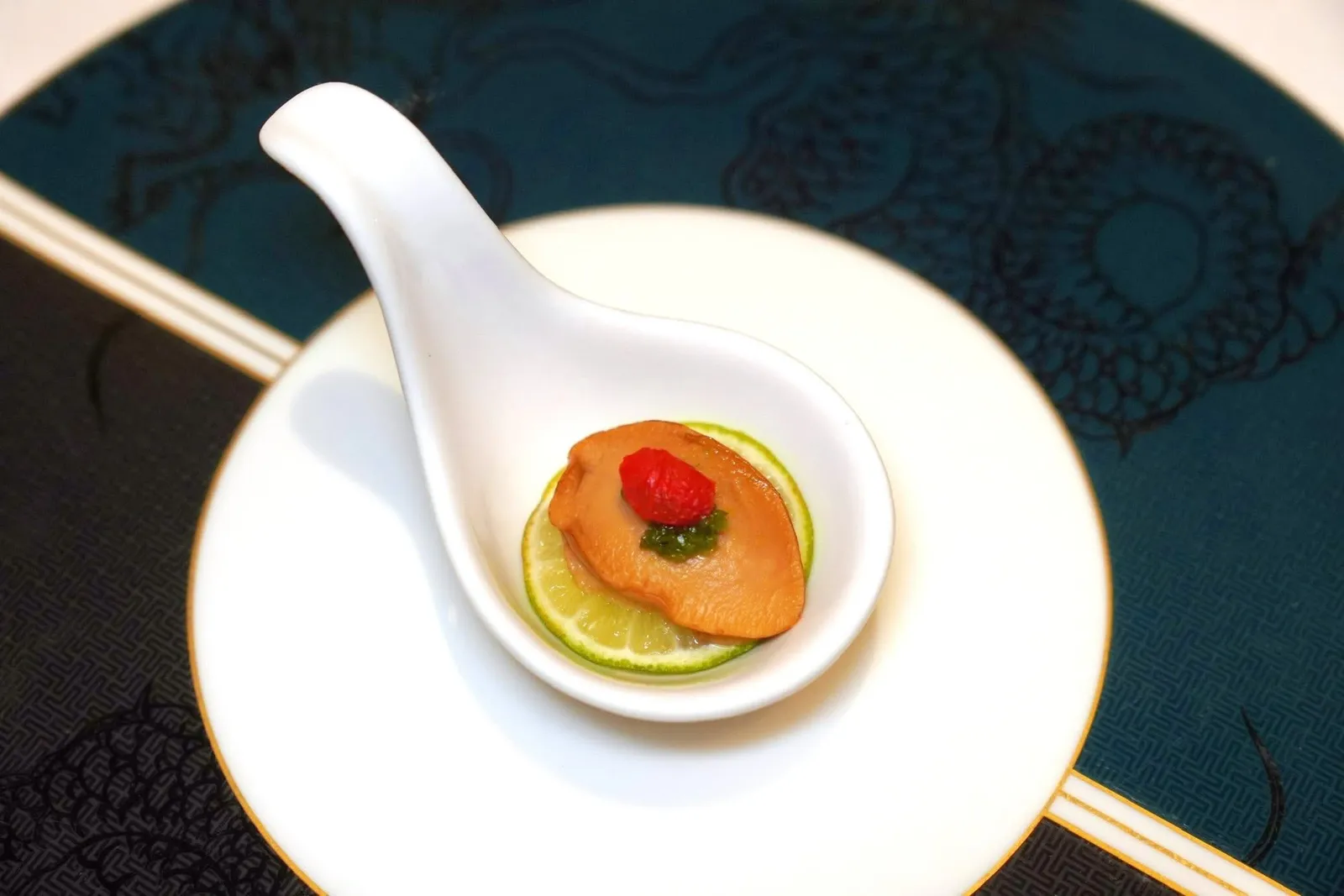 Amuse-boucheเริ่มต้นมื้ออาหารด้วยของว่างเรียกน้ำย่อยอย่างหอยเป่าฮื้อเสิร์ฟมากับพริกเขียวและเมล็ดเก๋ากี๊ (15/20)