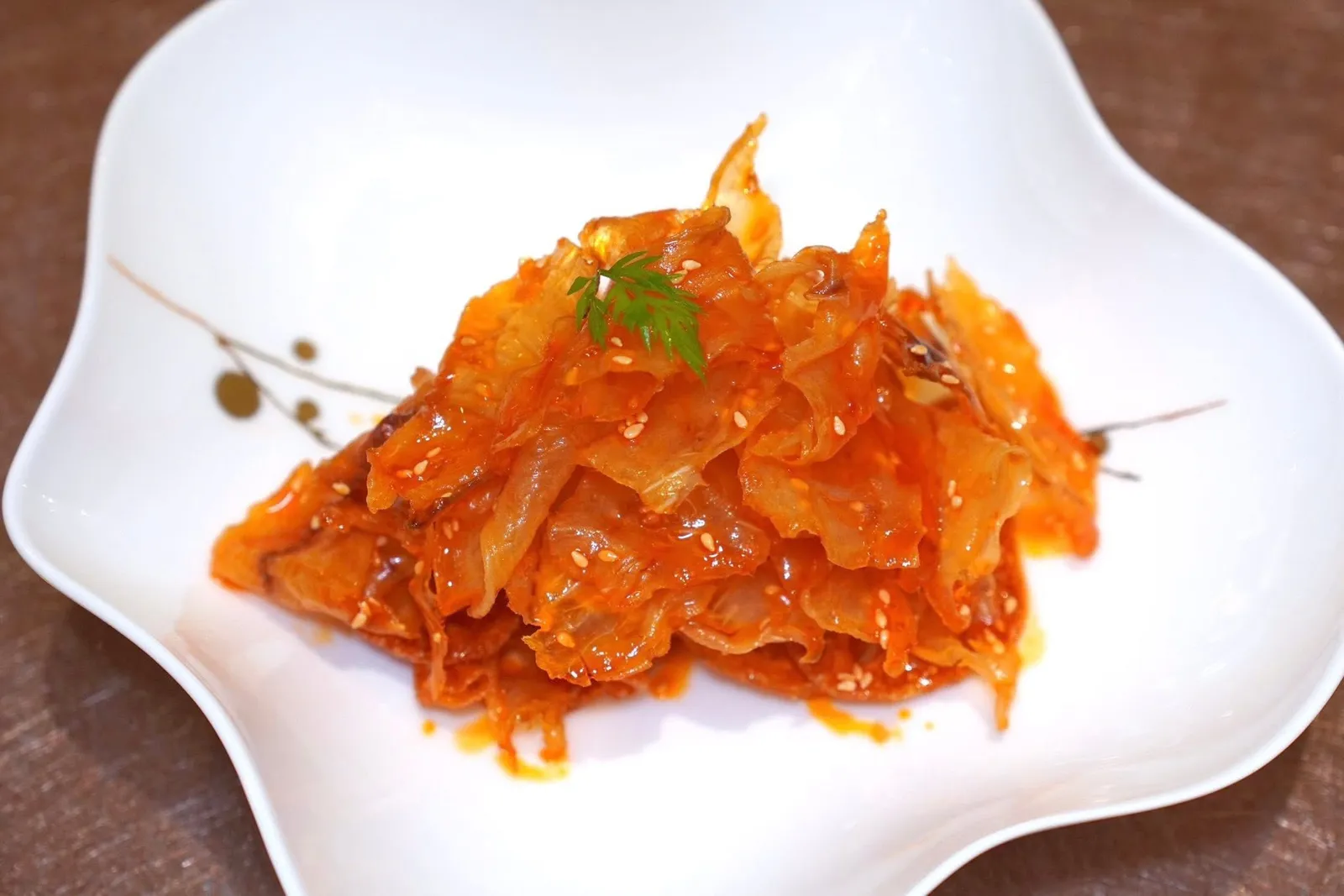 老成都燈影魚片 (160 MOP+)Crispy mullet carpaccio with Sichuan peppercorn sauceเชฟ Yang ตั้งใจปรับรูปแบบการเสิร์ฟเมนู Signature Dish ของเขาโดยการนำเนื้อปลาแทนที่เนื้อวัวแบบดั้งเดิมไปผ่านกระบวนการหมัก ตากบม และทอดจนเนื้อปลามีสีโปร่งแสง แต่ยังคงไว้ซึ่งกลิ่นของปลาทะเล จากนั้นคลุกเคล้ามากับน้ำตาล น้ำส้มสายชู และน้ำมันสูตรพิเศษ ในจานยังมีมิติทางเนื้อสัมผัสที่เกิดจากรากบัวทอดกรอบอีกด้วย (15/20)