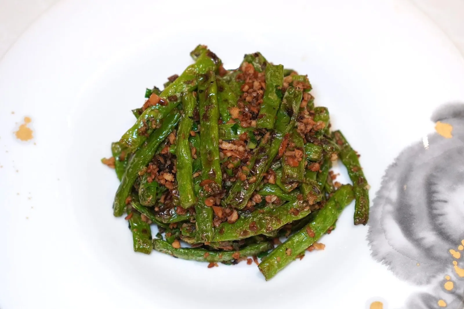 松茸乾煸四季豆 (130 MOP+)String beans with minced pork and matsutake mushroomถั่วแขกผัดหมูสับสไตล์เสฉวนผ่านการคั่วด้วยไฟแรง ถั่วแขกมีเนื้อสัมผัสที่สมดุลไม่กรอยและไม่เหี่ยวจนเกินไปผสานกันกับความสู้ฟันเบา ๆ ของหมูสับและเห็ดมัทสีทาเกะ ทั้งยังมีความเผ็ดเบา ๆ ของพริกอีกด้วย (15/20)