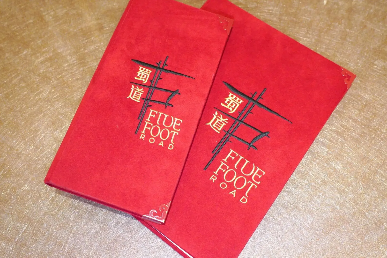 🎗️ ทางร้านนำเสนอคอนเซ็ปต์และแนวคิดในการพาผู้มาเยี่ยมเยือนย้อนเวลากลับไปสู่ประสบการณ์อาหารเสฉวนระดับสูงที่เคยจัดเสิร์ฟในงานเลี้ยงทางการและงานสังสรรค์ของชนชั้นสูง ณ คฤหาสน์ในเมืองเฉิงตูช่วงยุคสาธารณรัฐจีนราวทศวรรษ 1940 อาหารทุกจานไม่ได้มุ่งเน้นรสขาติที่เผ็ดร้อนแต่สะท้อนถึงเทคนิค ความประนีต และมิติอันลุ่มลึกที่ส่งต่อกันมานานเกินกว่า 80 ปี