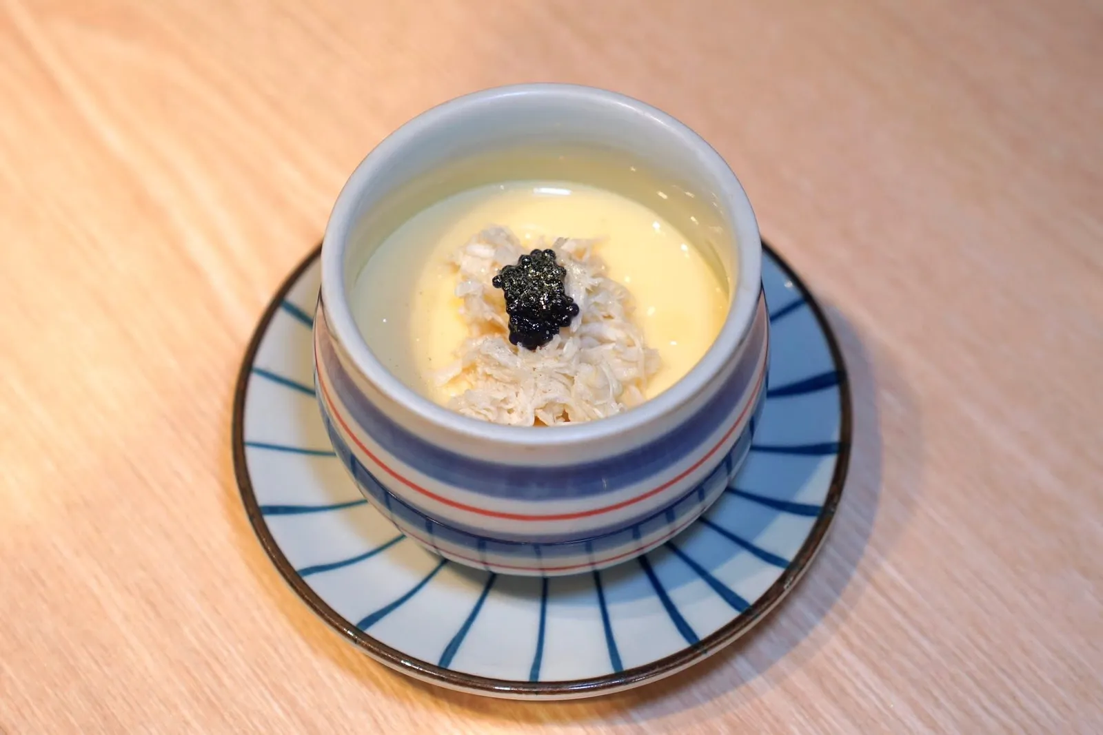 Chawanmushi with Zuwaigani & Caviarไข่ตุ๋นญี่ปุ่นเสิร์ฟมาโดยมีอโรมาหอม ๆ ของทรัฟเฟิล ด้านบนมีเนื้อปูซูไวและคาเวียร์สร้างความเค็มอุมามิกลมกล่อม