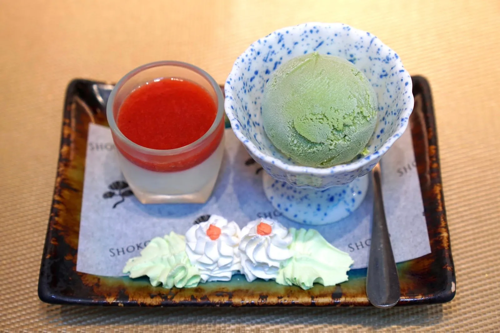 Dessertsพันนาคอตต้าเสิร์ฟมากับแยมสตรอว์เบอร์รี่ อีกฝั่งหนึ่งคือไอศกรีมมัตจะ
