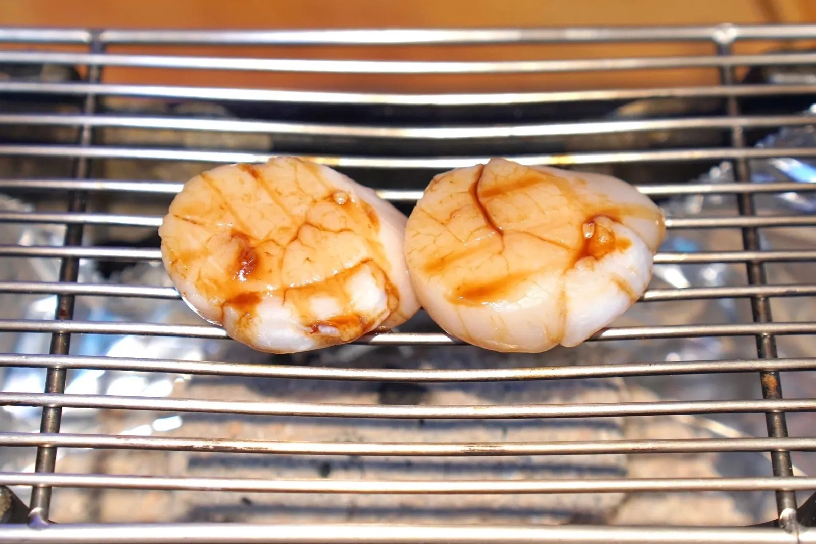 Hotate Yakiหอยเชลล์โฮตาเตะย่างแล้วอะบุริจนเนื้อเฟิร์ม เชฟบีบเลมอนลงไป จากนั้นเสิร์ฟมากับข้าวแล้วห่อด้วยสาหร่าย